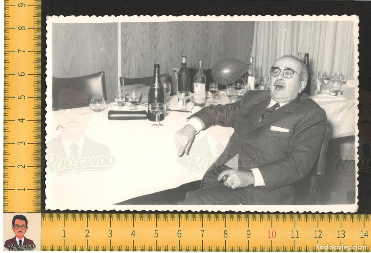 Fotograf&iacute;a antigua: EL GRAN VIVIDOR : HOMBRE FUMA CIGARRO PURO EN MESA FIESTA CAVA GLOBO - FOTO ANTIGUA A&Ntilde;O 1969 CORU&Ntilde;A