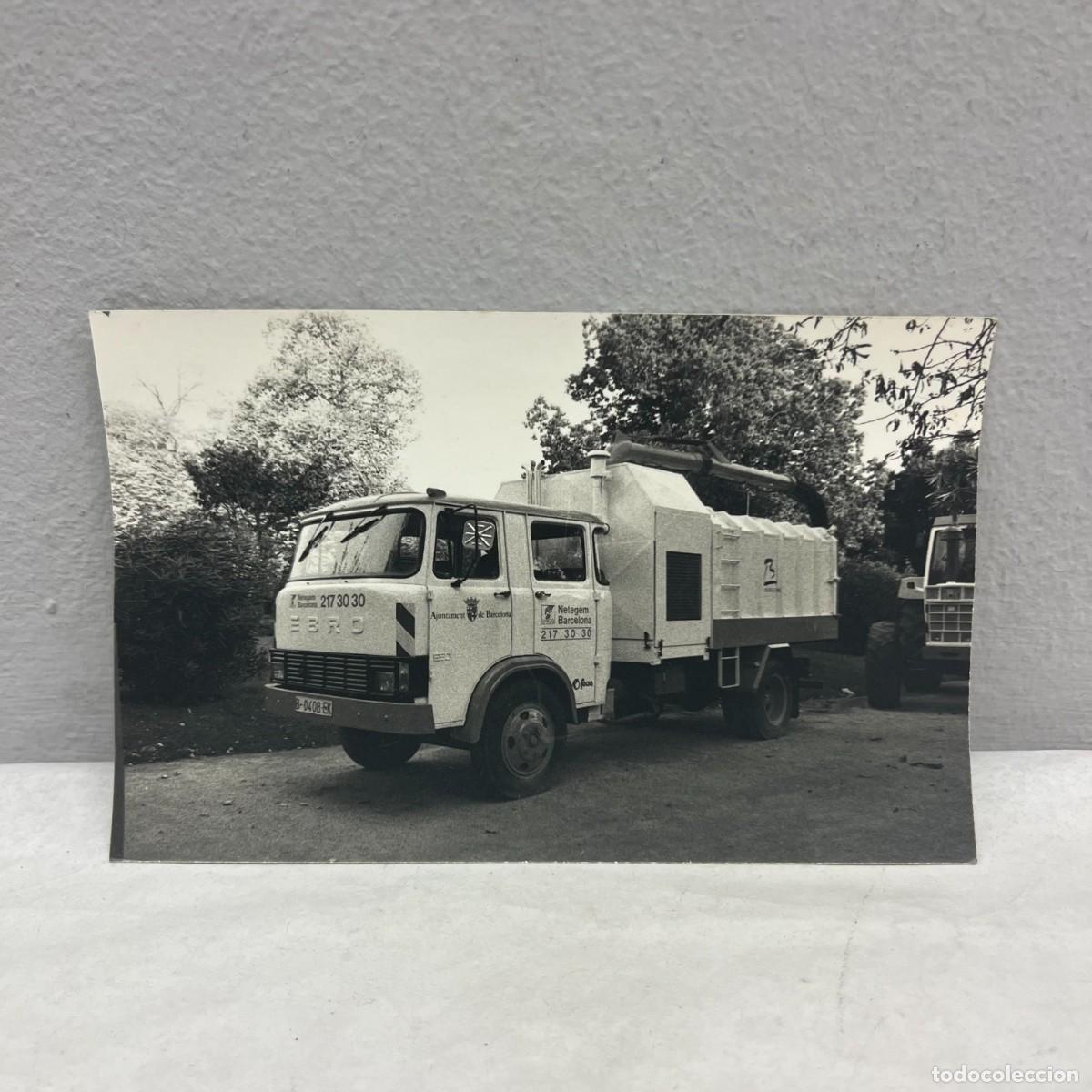 Fotograf&iacute;a antigua: ANTIGUA FOTOGRAFIA - CAMI&Oacute;N DE BASURA - NISSAN EBRO - NETEGEM BARCELONA - 1985 - 140 X 90 MM / 4633