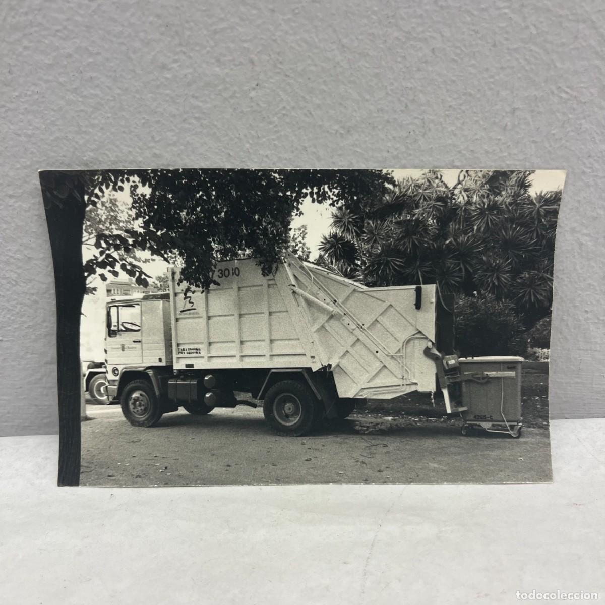 Fotograf&iacute;a antigua: ANTIGUA FOTOGRAFIA - CAMI&Oacute;N DE LA BASURA - NETEGEM BARCELONA - 1985 - 140 X 90 MM / 4636