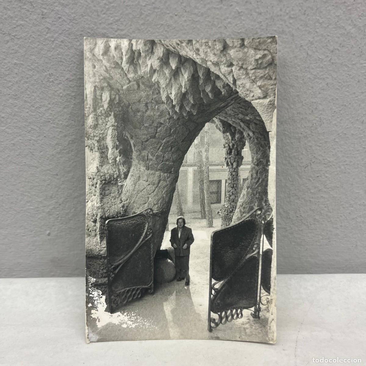 Fotograf&iacute;a antigua: ANTIGUA FOTOGRAFIA - SE&Ntilde;ORA EN EL PARK G&Uuml;ELL - BARCELONA - 1990 - 140 X 90 MM / 4981