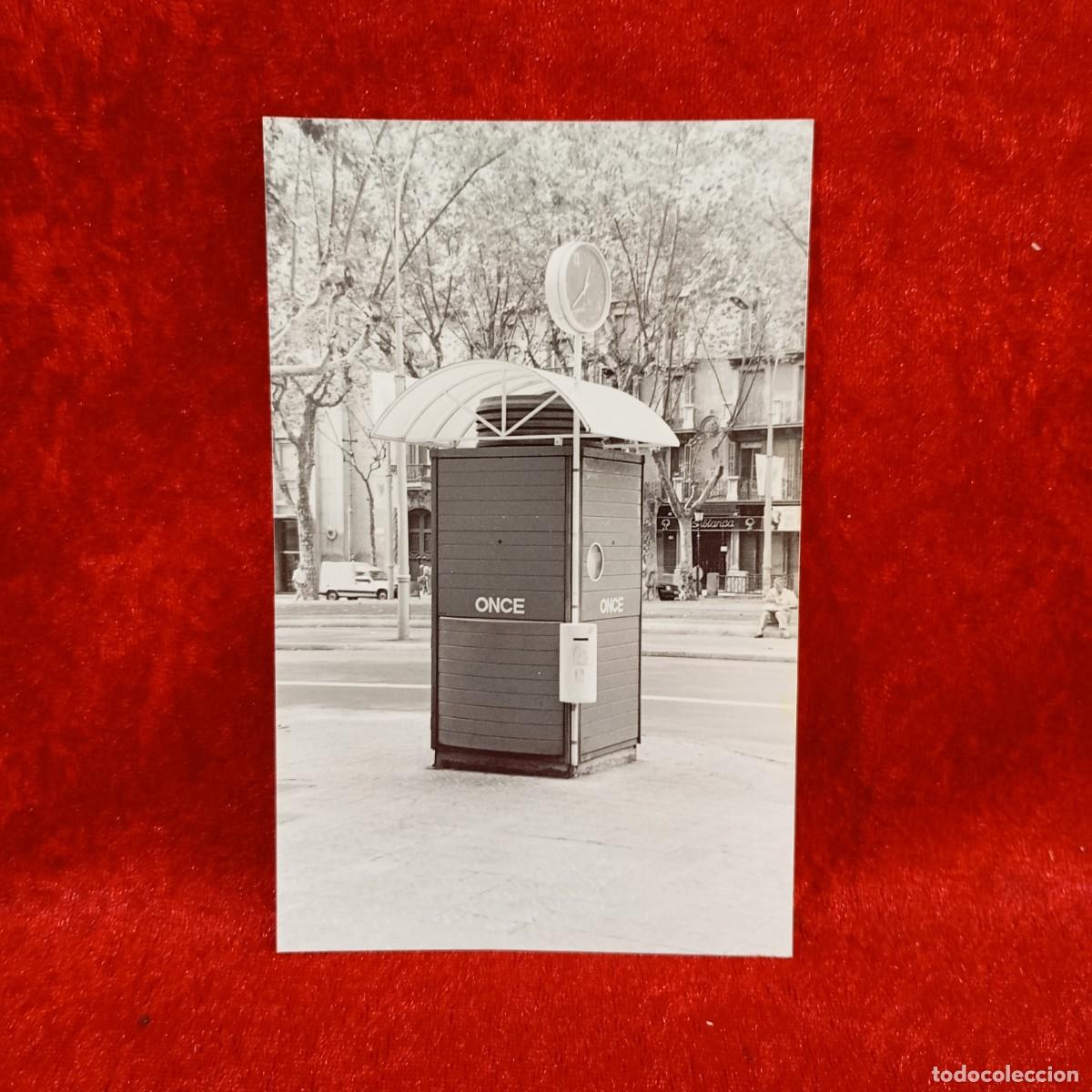 Fotografia antiga: ANTIGUA FOTOGRAFIA - PASSEIG DE GRACIA - CABINA DE LA ONCE - BARCELONA - 1993 - 140 X 90 MM / 5134