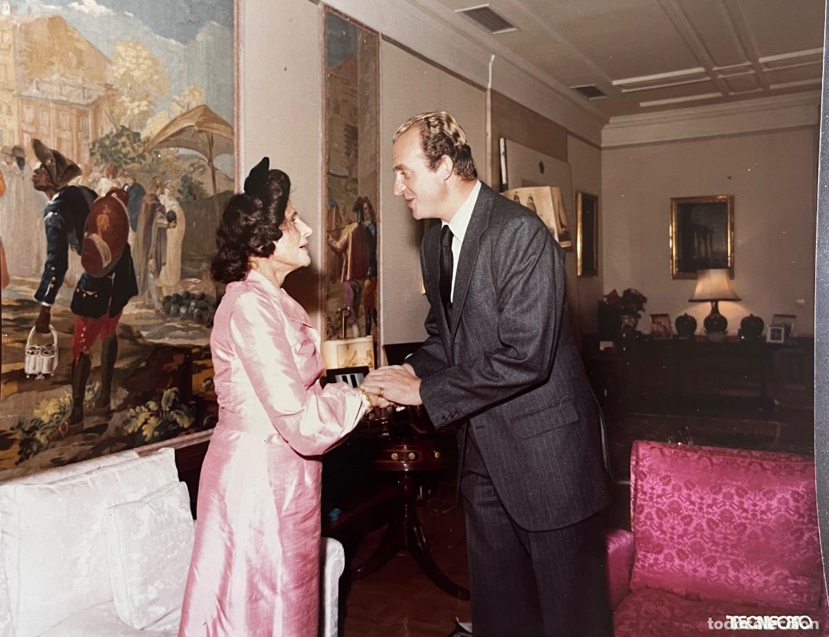 Fotograf&iacute;a antigua: FOTOGRAF&Iacute;A ORIGINAL DE JUAN CARLOS I Y GALA DAL&Iacute; PALACIO DE LA ZARZUELA 1979 TECNIFOTO