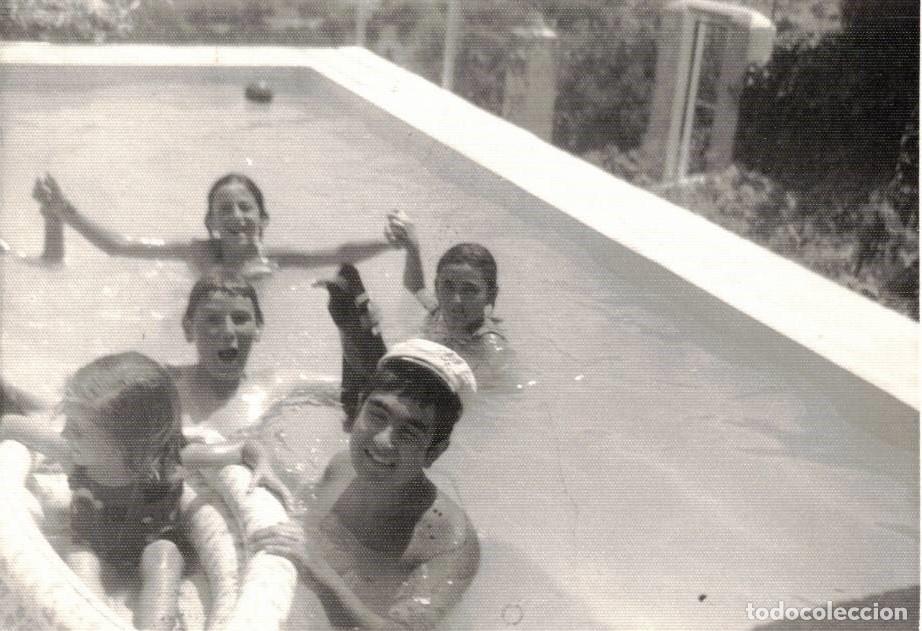 Alte Fotografie: :::: PH390 - FOTOGRAFIA - SE&Ntilde;OR CON VARIOS NI&Ntilde;OS TOMANDO EL BA&Ntilde;O EN UNA PISCINA O ALBERCA