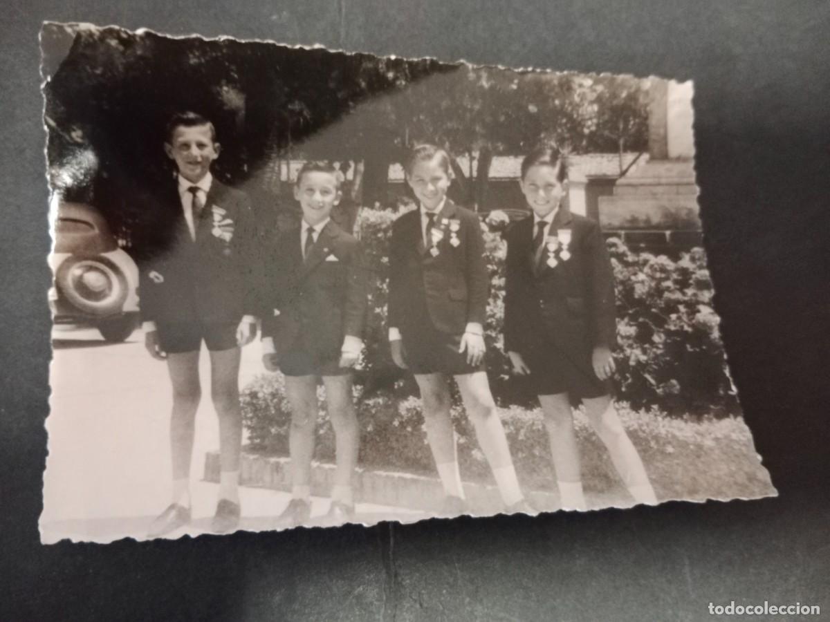 Fotograf&iacute;a antigua: FOTO A&Ntilde;OS 50 -4 NI&Ntilde;OS POSANDO UFANOS CON MEDALLAS AL MERITO ESCOLAR - COLEGIO JESUITAS VALENCIA