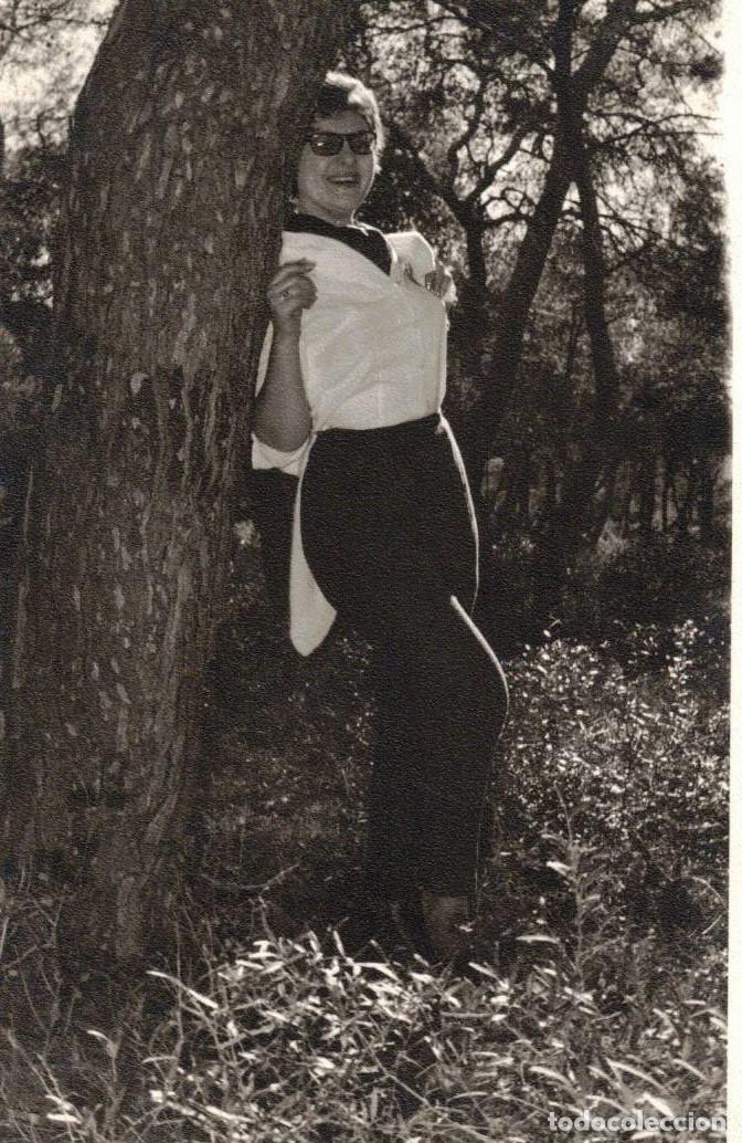 Fotograf&iacute;a antigua: :::: PH685 - FOTOGRAFIA - BONITA JOVEN APOYADA EN UN ARBOL