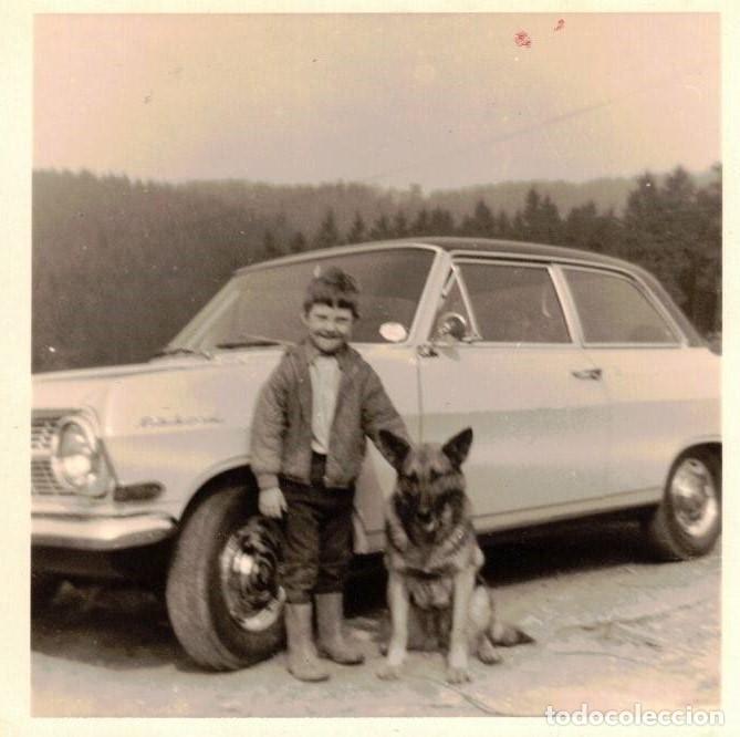 Fotografia antica: :::: C118 - FOTOGRAFIA - NI&Ntilde;O CON UN PERRO JUNTO A UN COCHE