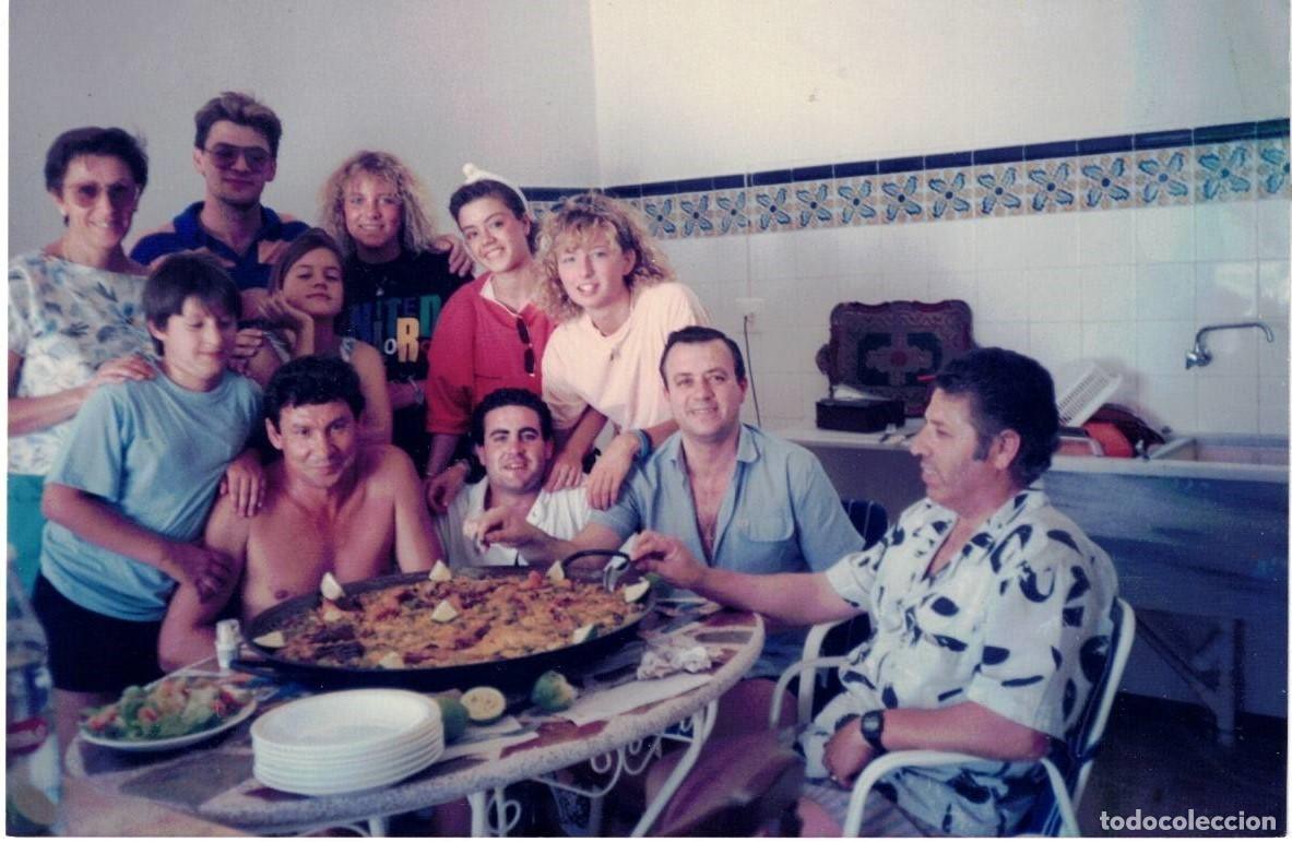Fotograf&iacute;a antigua: :::: C112 - FOTOGRAFIA - GRUPO DE AMIGOS JUNTO A UNA PAELLA