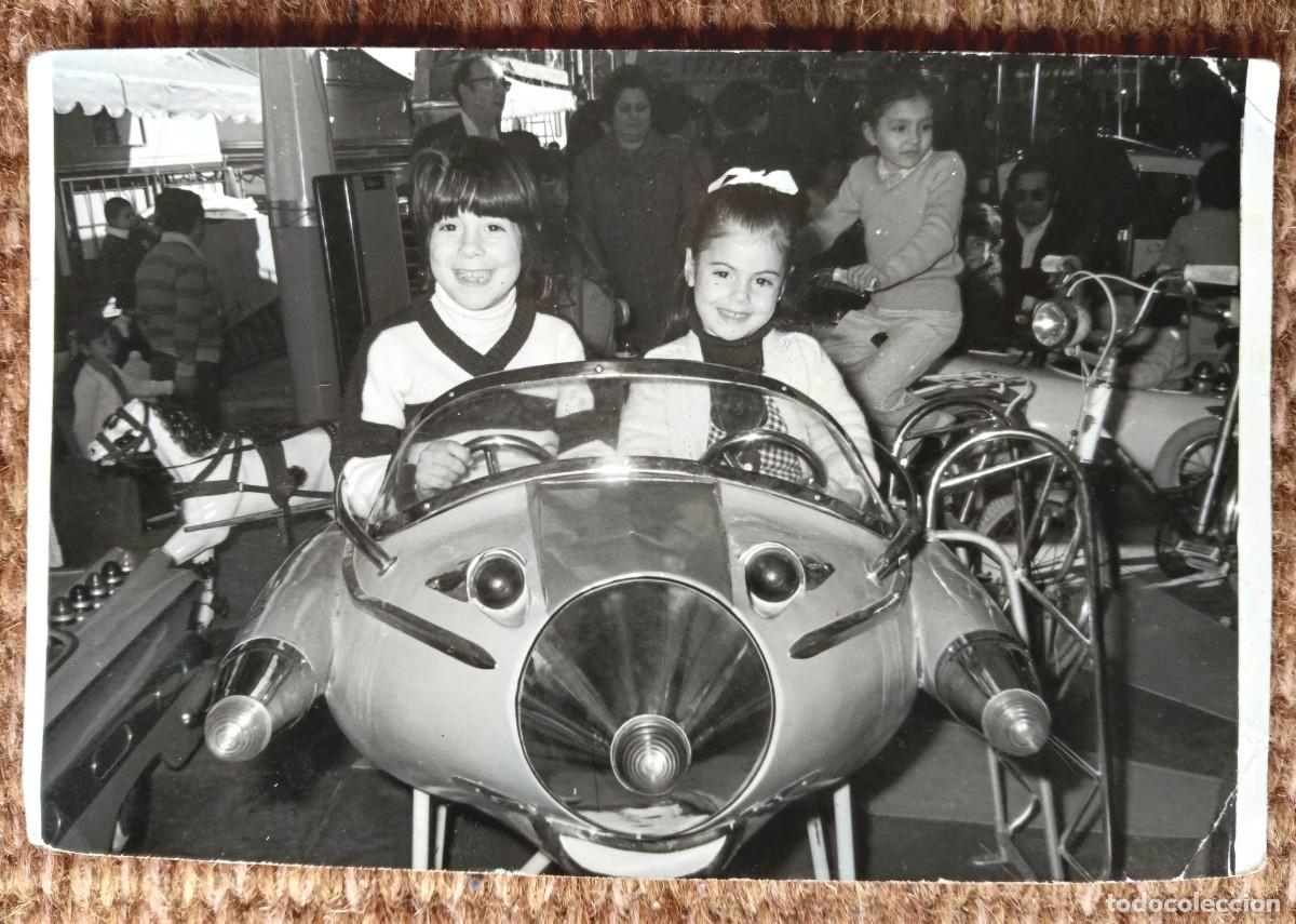 Alte Fotografie: NI&Ntilde;AS SOBRE NAVE ESPACIAL EN LA FERIA - FOTO L.LUNA - VALENCIA