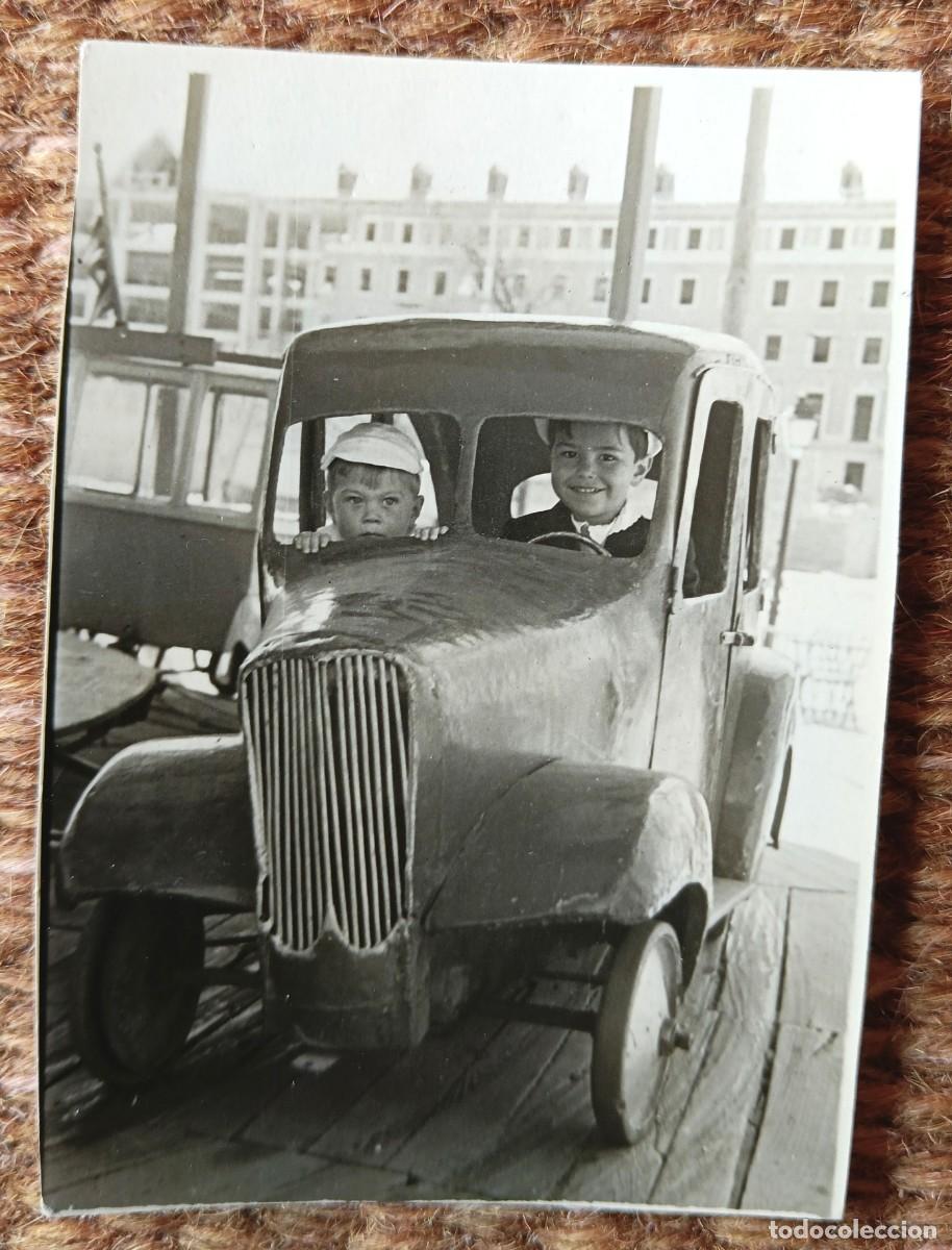 Fotograf&iacute;a antigua: NI&Ntilde;OS EN COCHE ANTIGUO EN LA FERIA - FOTO ENRIQUE - MADRID 1948
