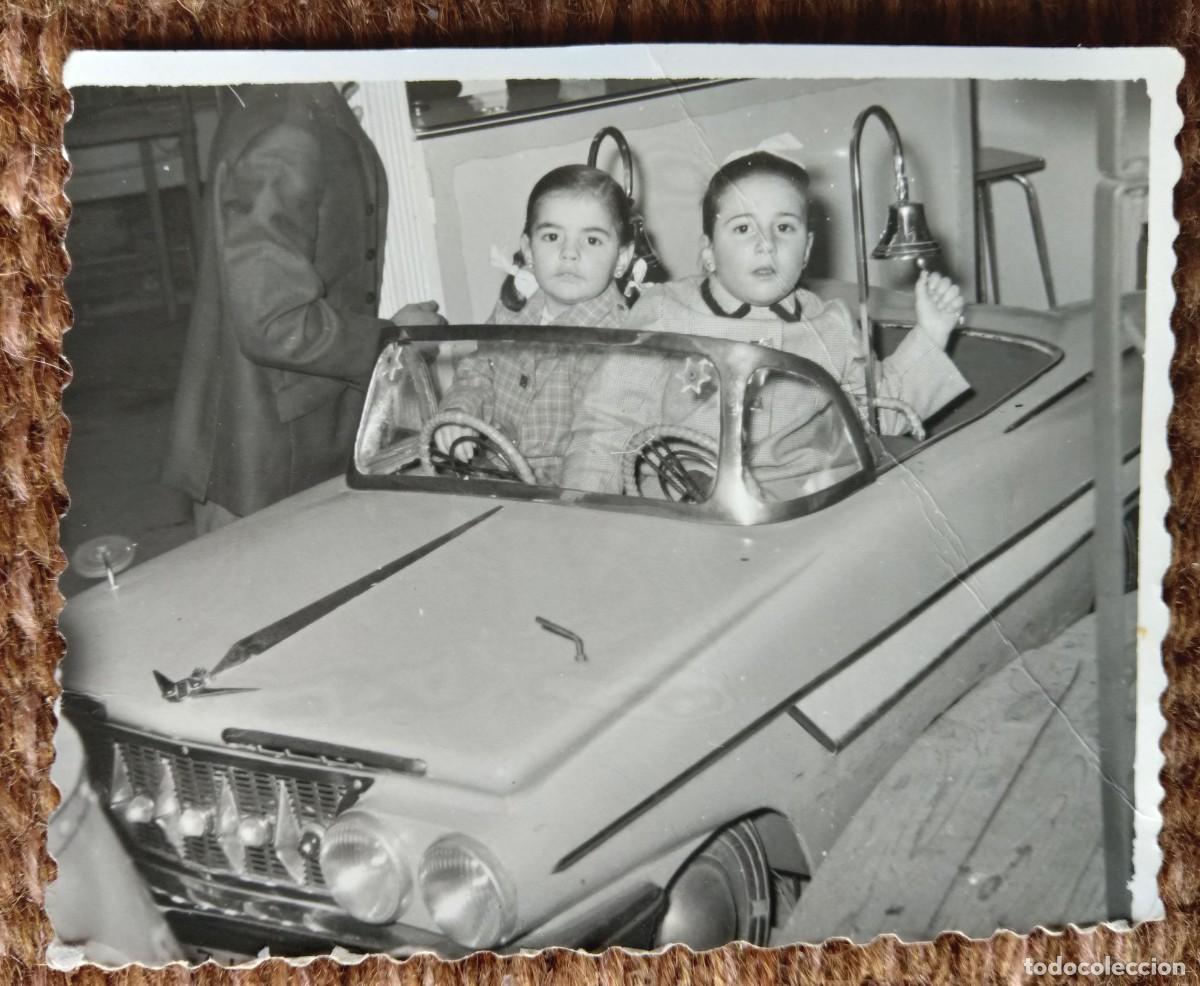 Fotograf&iacute;a antigua: NI&Ntilde;AS EN COCHE ANTIGUO EN LA FERIA