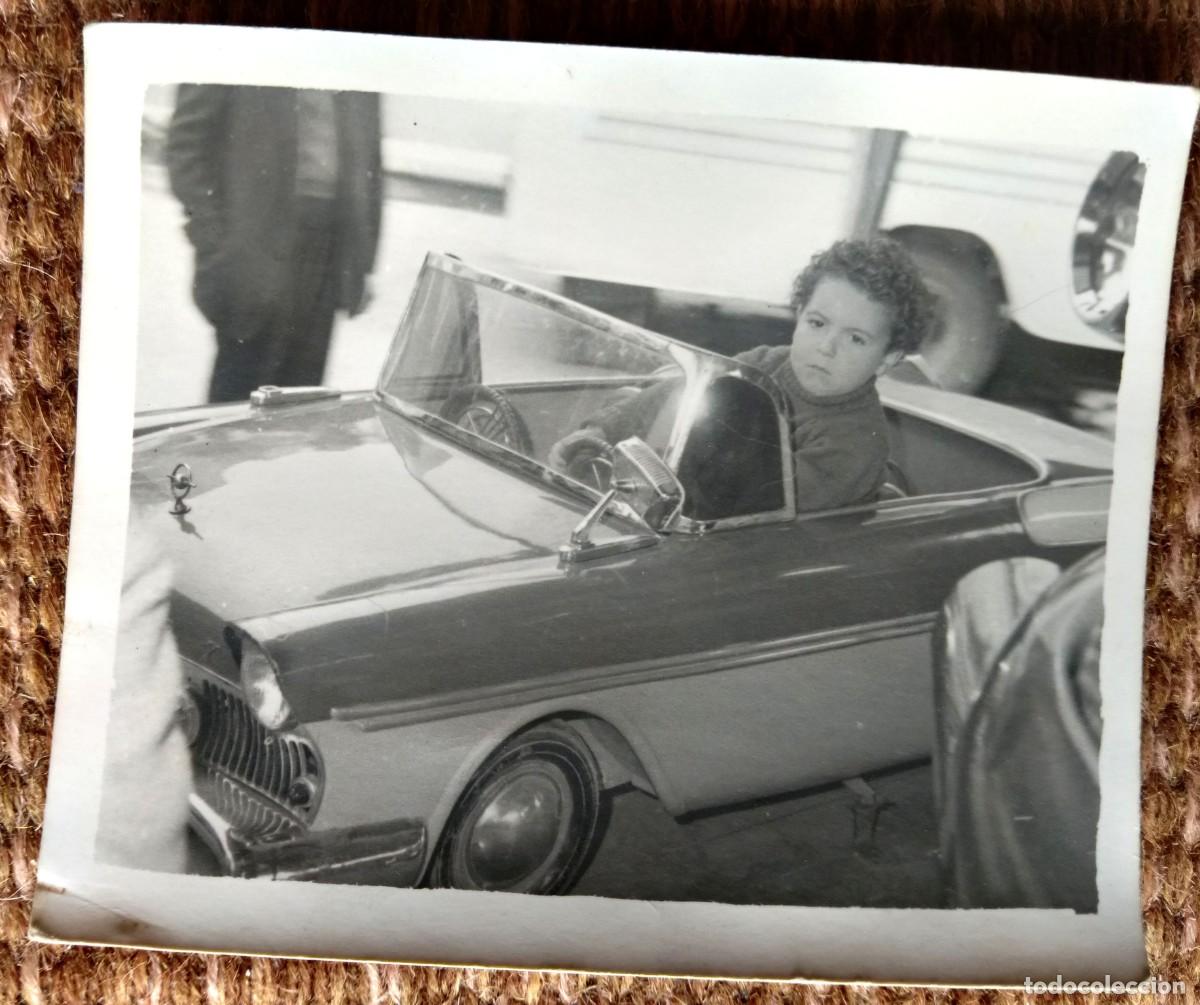 Fotograf&iacute;a antigua: NI&Ntilde;O EN COCHE ANTIGUO EN LA FERIA