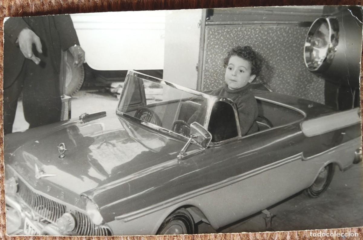 Fotograf&iacute;a antigua: NI&Ntilde;O EN COCHE ANTIGUO EN LA FERIA - FOTO MAS - VALENCIA