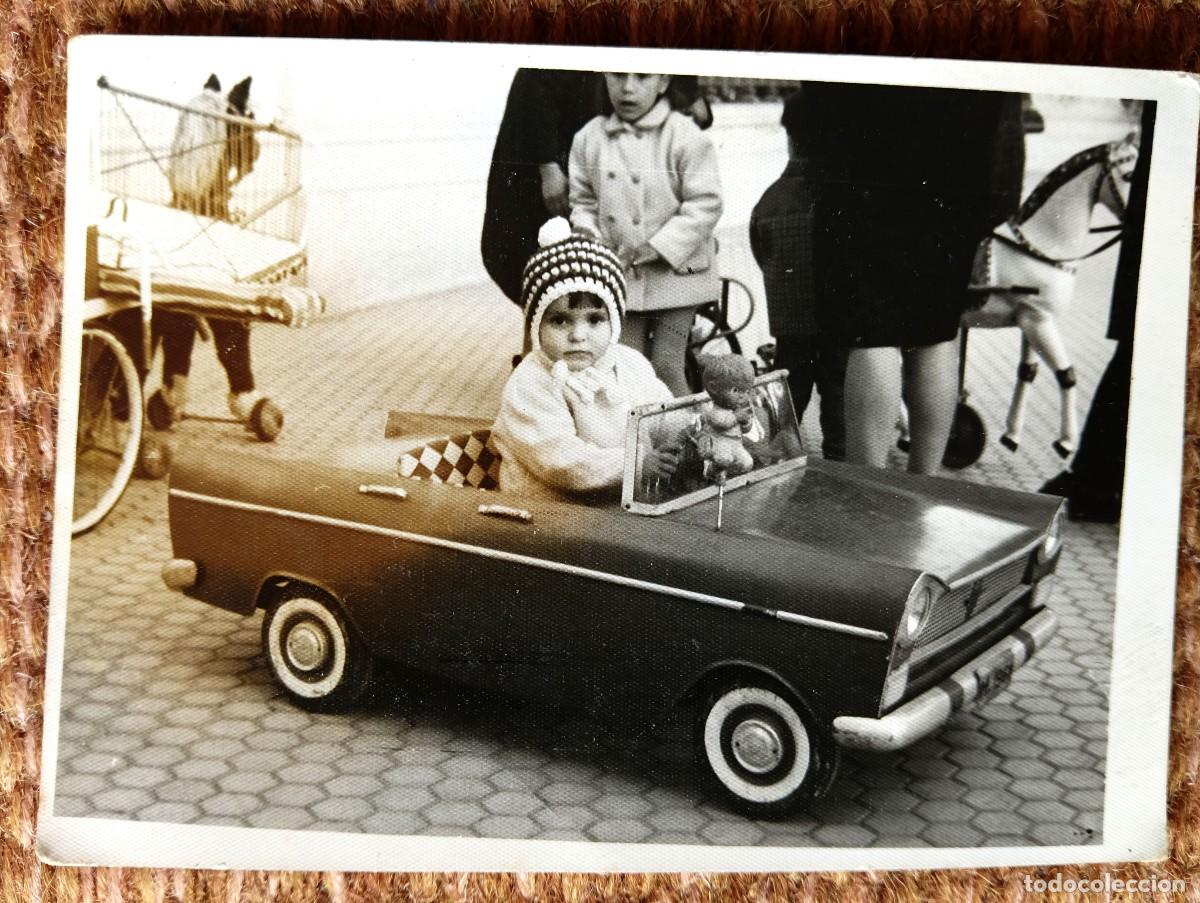 Fotograf&iacute;a antigua: NI&Ntilde;O EN COCHE ANTIGUO - FOTOGRAFO MINUTERO