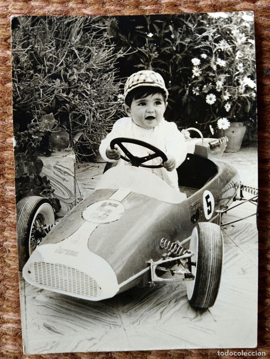 Alte Fotografie: NI&Ntilde;O EN COCHE DE JUGUETE JARAMA - FOTO: ANTONIO GARCIA - OSUNA - SEVILLA
