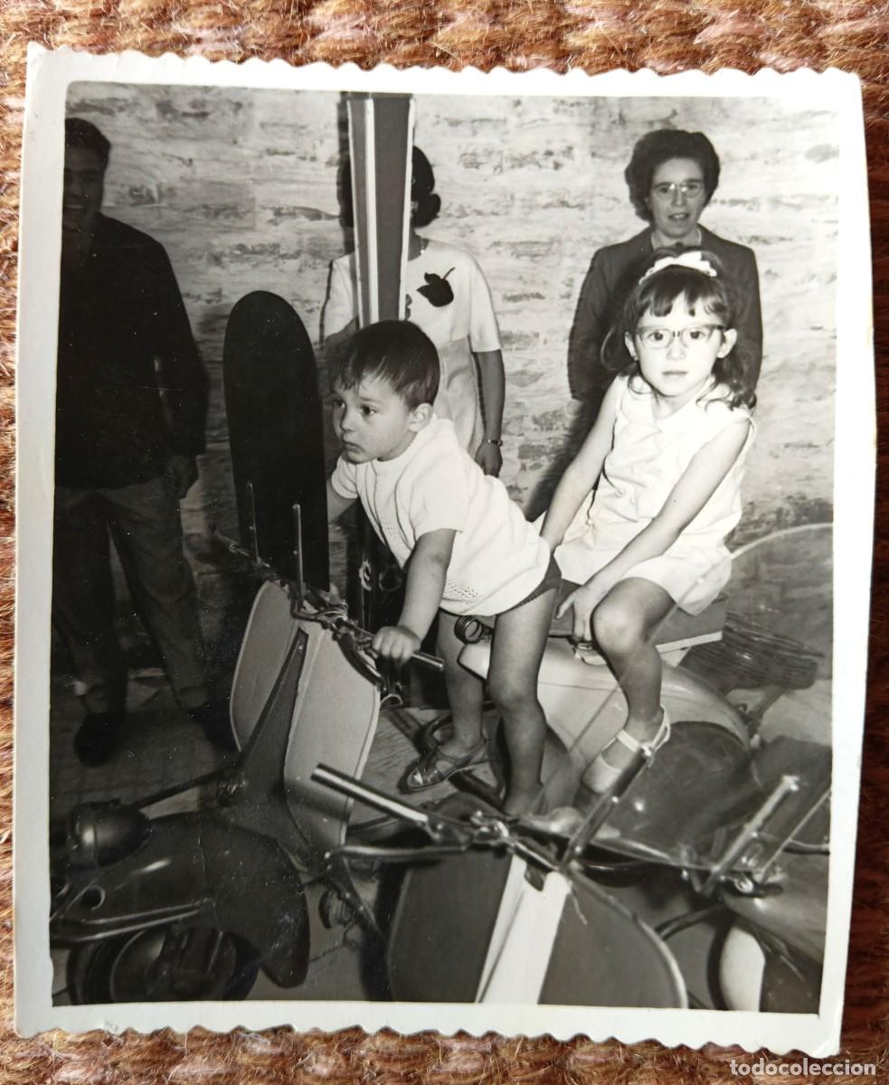 Fotograf&iacute;a antigua: NI&Ntilde;OS SOBRE VESPA DE JUGUETE EN LA FERIA