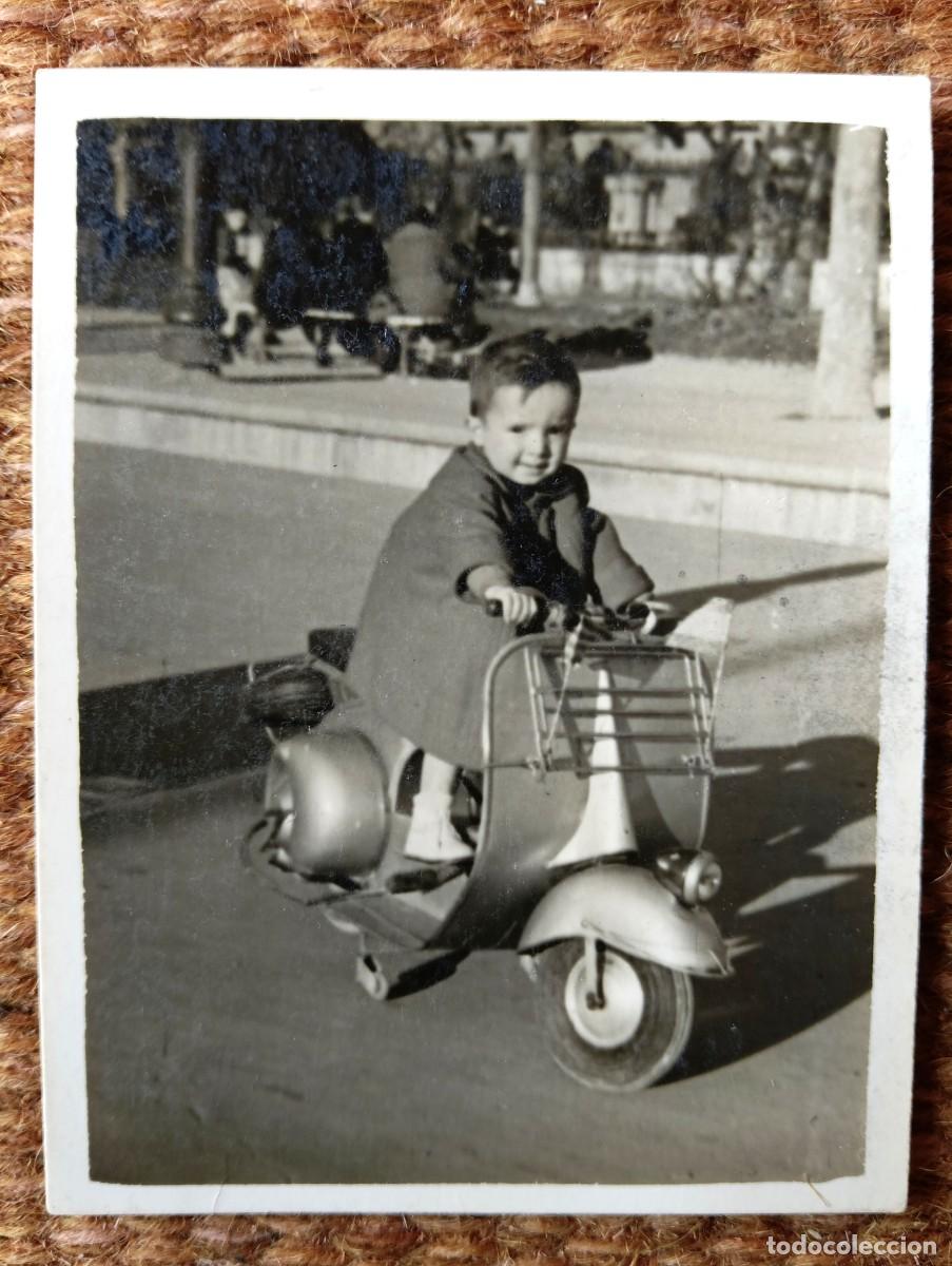Fotograf&iacute;a antigua: NI&Ntilde;O SOBRE VESPA DE JUGUETE - VALENCIA