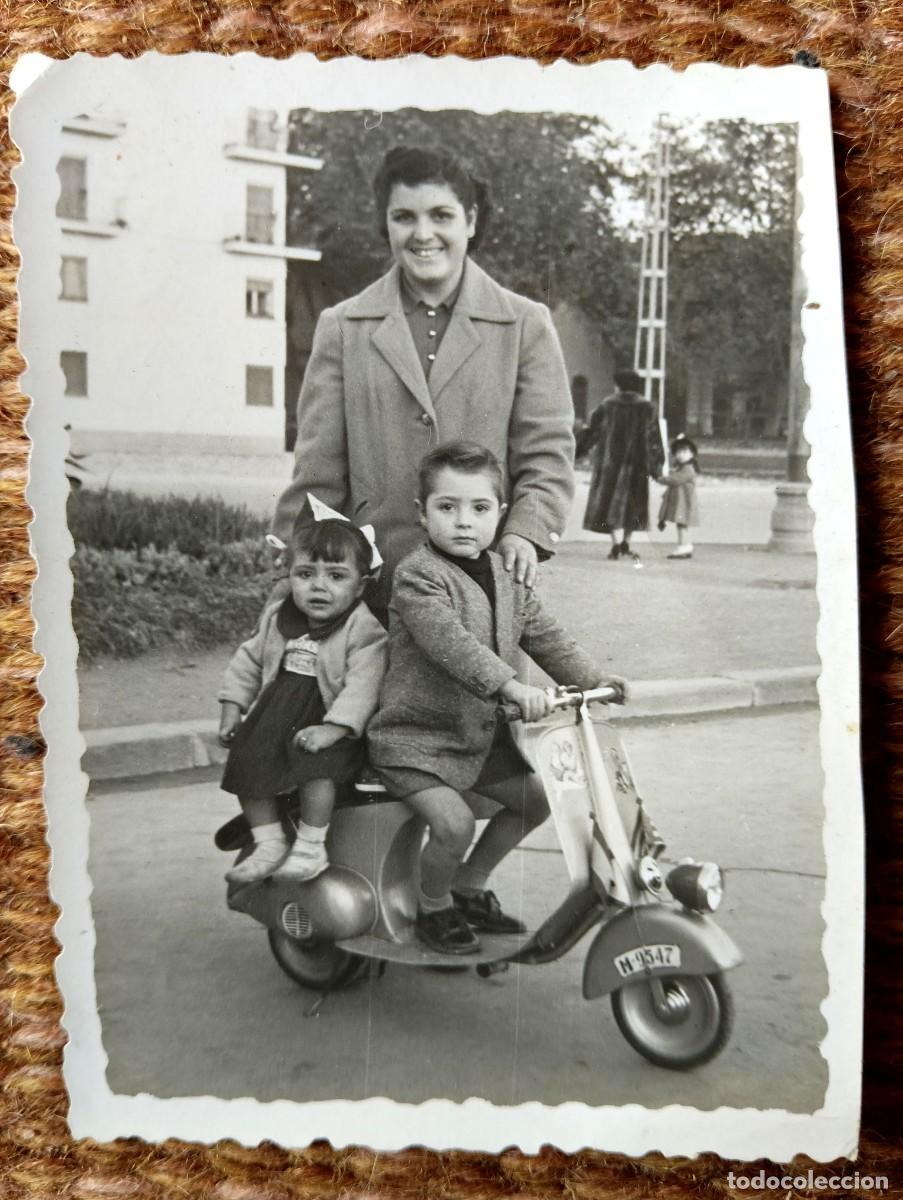 Fotografia antiga: NI&Ntilde;O SOBRE VESPA DE JUGUETE - FOTO: LURBE - VALENCIA