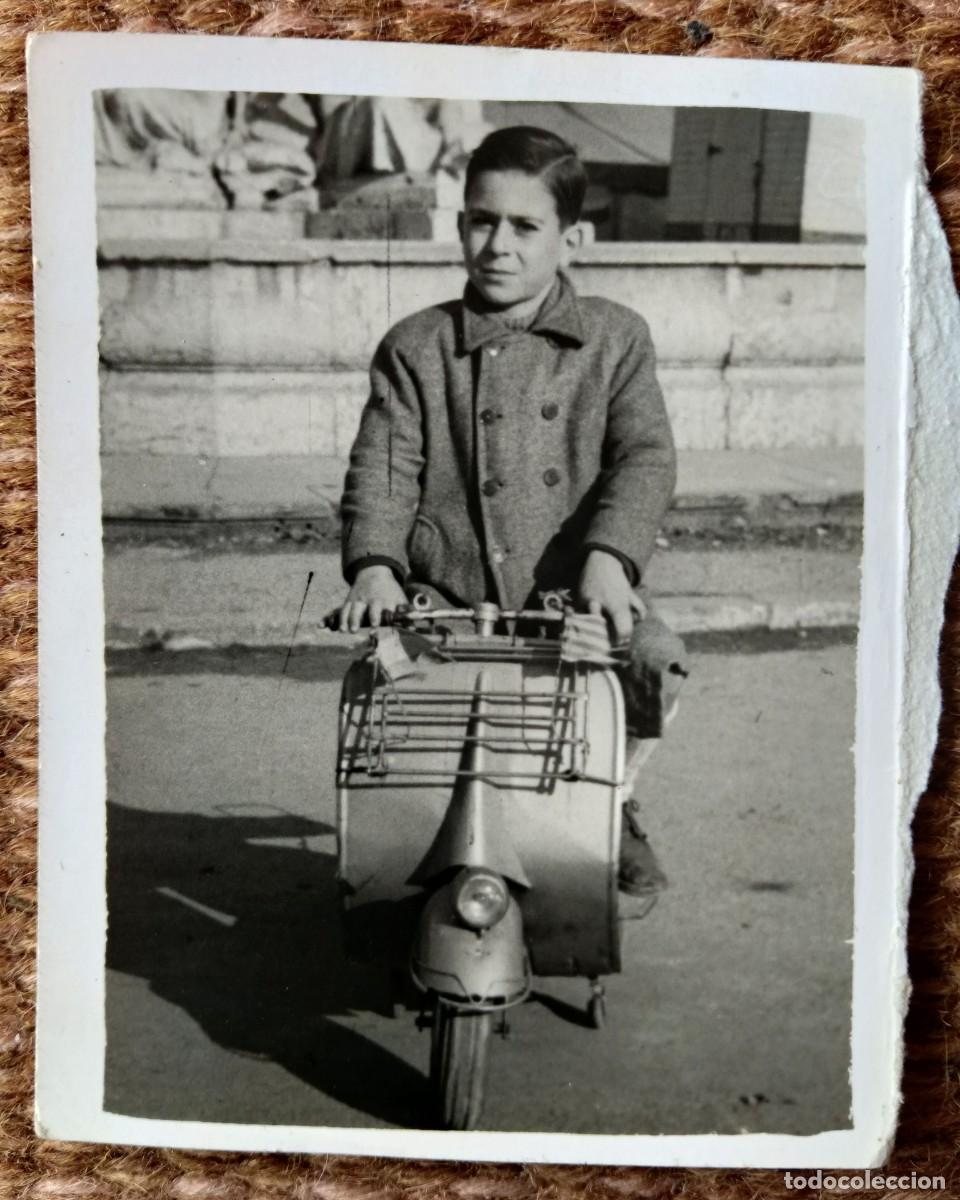 Fotograf&iacute;a antigua: NI&Ntilde;O SOBRE VESPA DE JUGUETE
