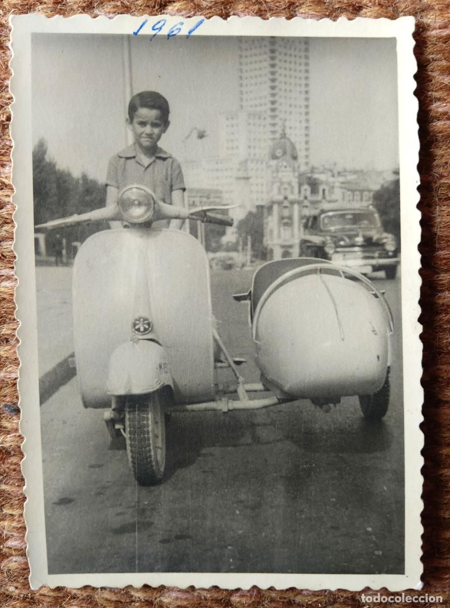 Fotograf&iacute;a antigua: NI&Ntilde;O SOBRE VESPA CON SIDECAR - FOTO LOPEZ - MADRID