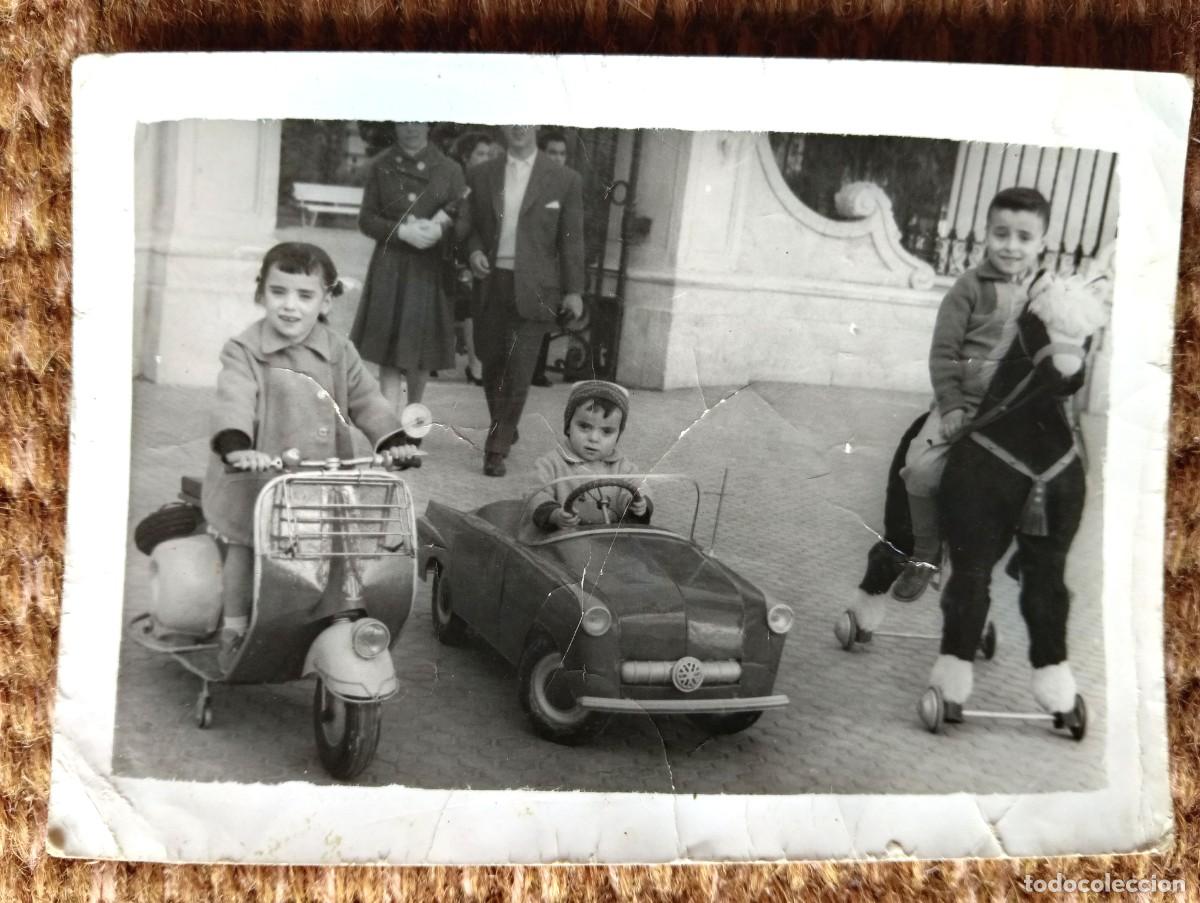 Fotograf&iacute;a antigua: NI&Ntilde;O SOBRE VESPA DE JUGUETE - NI&Ntilde;O SOBRE COCHE DE JUGUETE - FOTO: DAMIAN - VALENCIA 1959