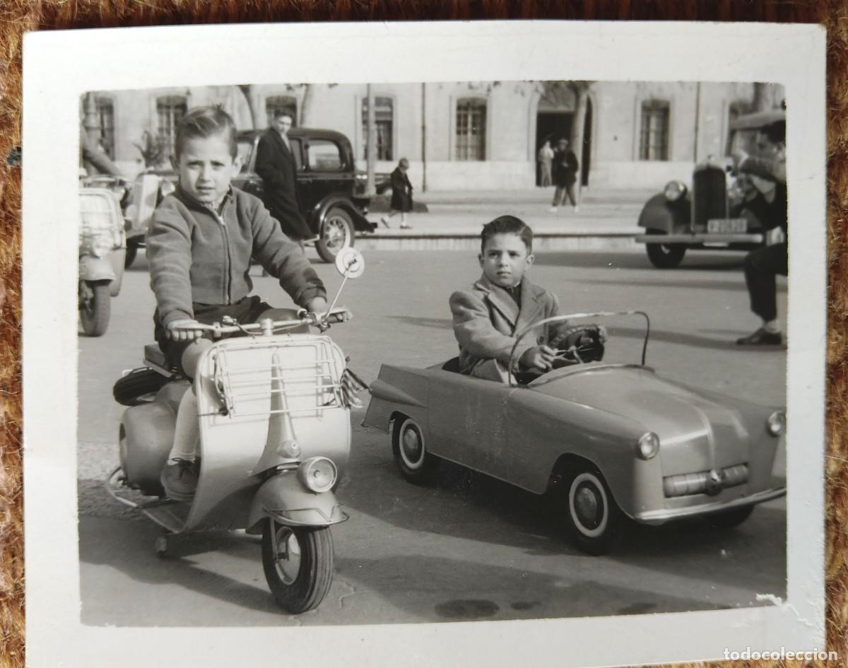 Fotograf&iacute;a antigua: NI&Ntilde;O SOBRE VESPA DE JUGUETE - NI&Ntilde;O SOBRE COCHE DE JUGUETE - FOTO: ARNAU - VALENCIA