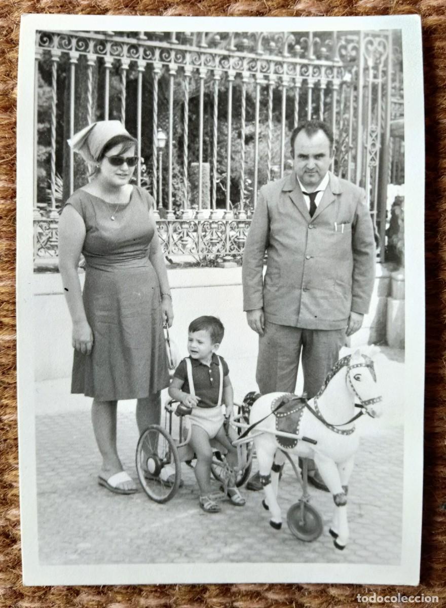 Fotograf&iacute;a antigua: NI&Ntilde;O SOBRE CARRO DE JUGUETE - FOTOGRAFO MINUTERO