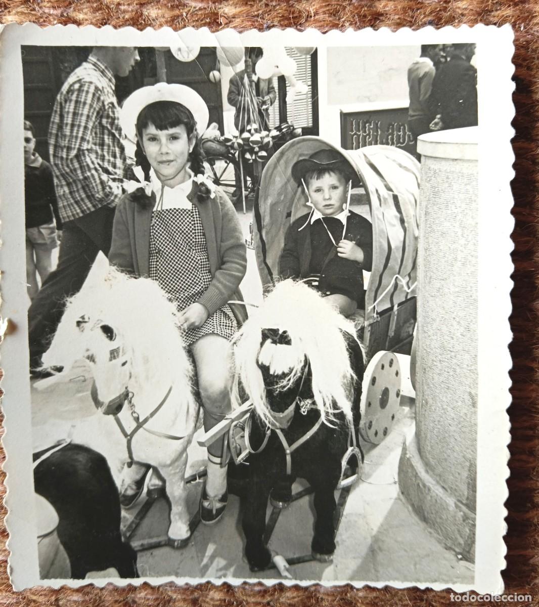 Fotograf&iacute;a antigua: NI&Ntilde;OS VAQUEROS SOBRE CARRO DE JUGUETE - FOTOGRAFO MINUTERO