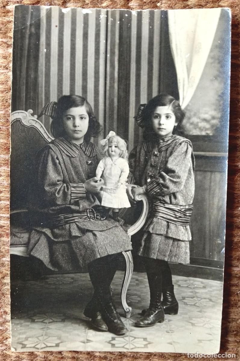 Fotograf&iacute;a antigua: NI&Ntilde;AS CON MU&Ntilde;ECA DE PORCELANA