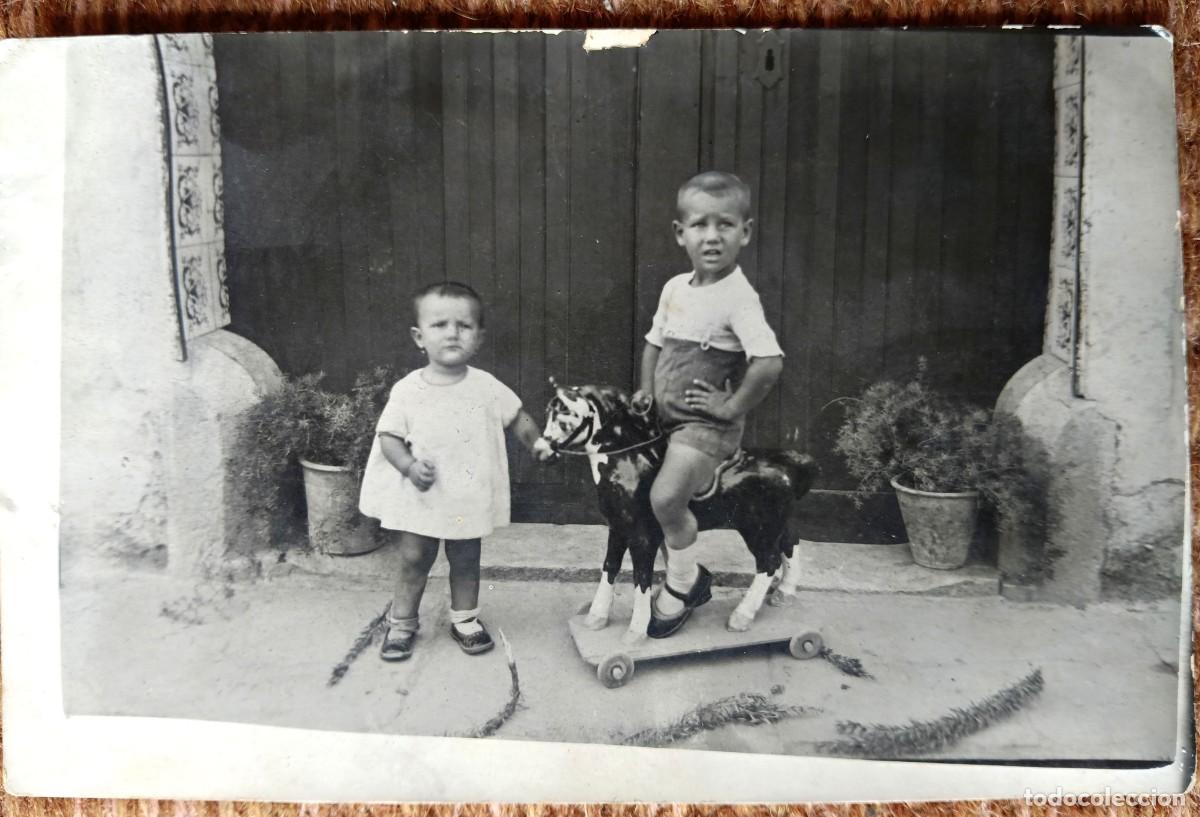 Fotograf&iacute;a antigua: NI&Ntilde;O SOBRE CABALLO DE CARTON