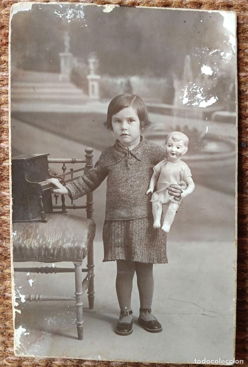 Fotograf&iacute;a antigua: NI&Ntilde;A CON MU&Ntilde;ECA DE PORCELANA