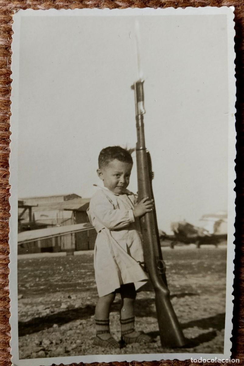 Fotografia antiga: NI&Ntilde;O CON BAYONETA EN MAESTRANZA DE ALBACETE 1951