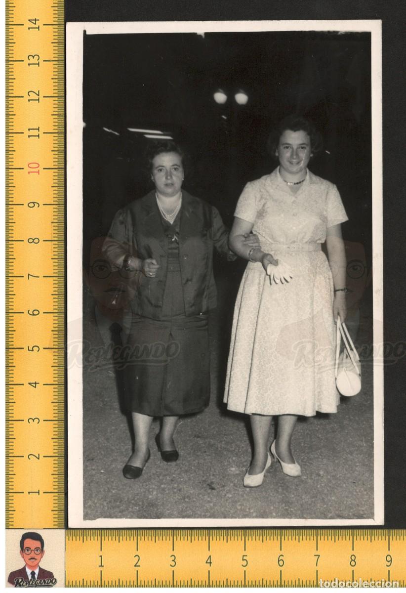 Fotograf&iacute;a antigua: PECULIAR PAREJA MUJERES J&Oacute;VENES POSAN VESTIDO GUANTES BOLSO - FOTO ANTIGUA A&Ntilde;OS 50/60 - BARCELONA