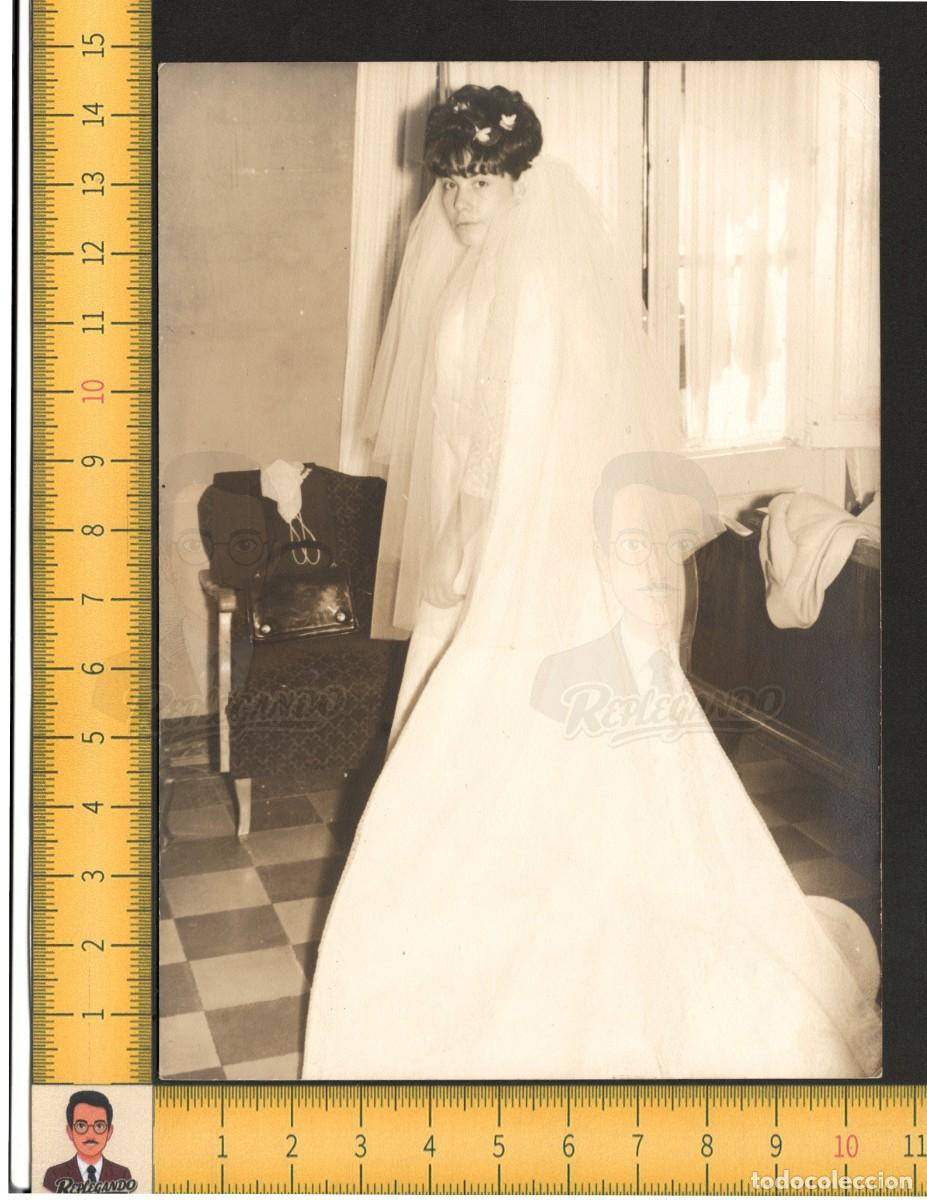 Fotograf&iacute;a antigua: BELLA NOV&Iacute;A FLORES EN EL PELO CON VESTIDO BLANCO D&Iacute;A BODA - FOTO ANTIGUA A&Ntilde;OS 50/60 - BARCELONA