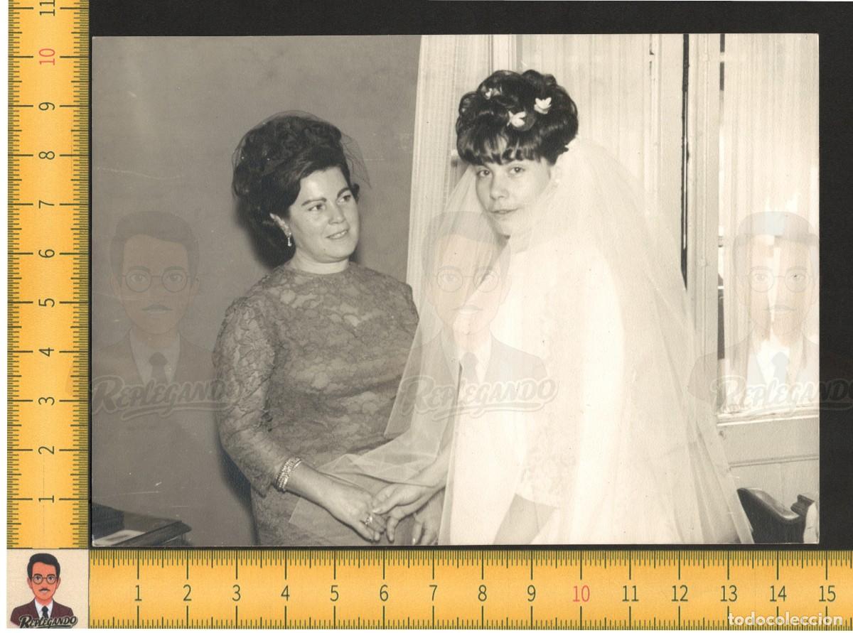Fotograf&iacute;a antigua: BELLA NOV&Iacute;A SONRISA FLORES EN EL PELO Y MADRINA EN D&Iacute;A BODA - FOTO ANTIGUA A&Ntilde;OS 50/60 - BARCELONA