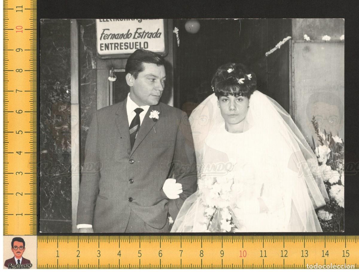 Fotograf&iacute;a antigua: HOMBRE NOVIO Y BELLA NOV&Iacute;A FLORES PELO D&Iacute;A BODA - PAREJA - FOTO ANTIGUA A&Ntilde;OS 50/60 - BARCELONA