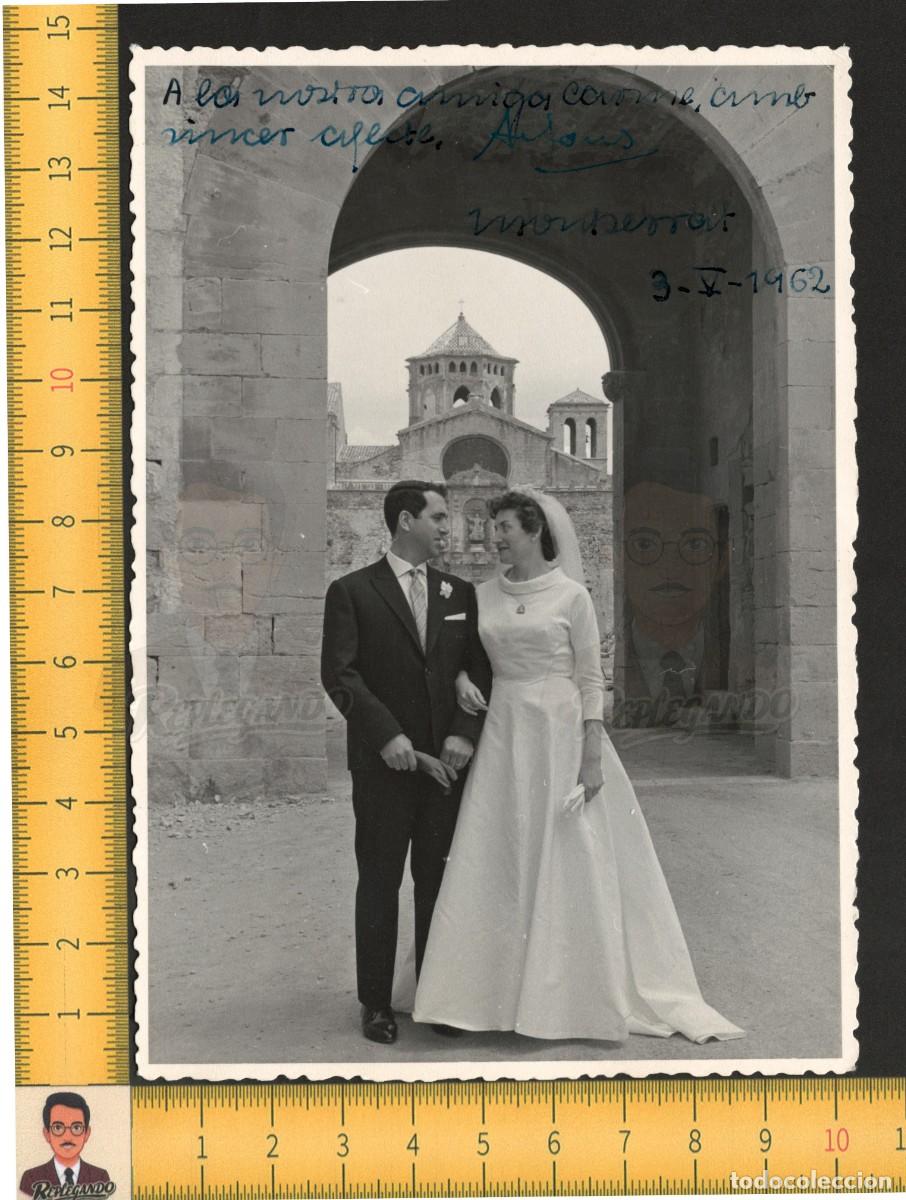 Fotograf&iacute;a antigua: PAREJA NOVIOS POSAN EN MONASTERIO SANTA MAR&Iacute;A POBLET - FOTO ANTIGUA A&Ntilde;O 1962 - TARRAGONA CATALUNYA