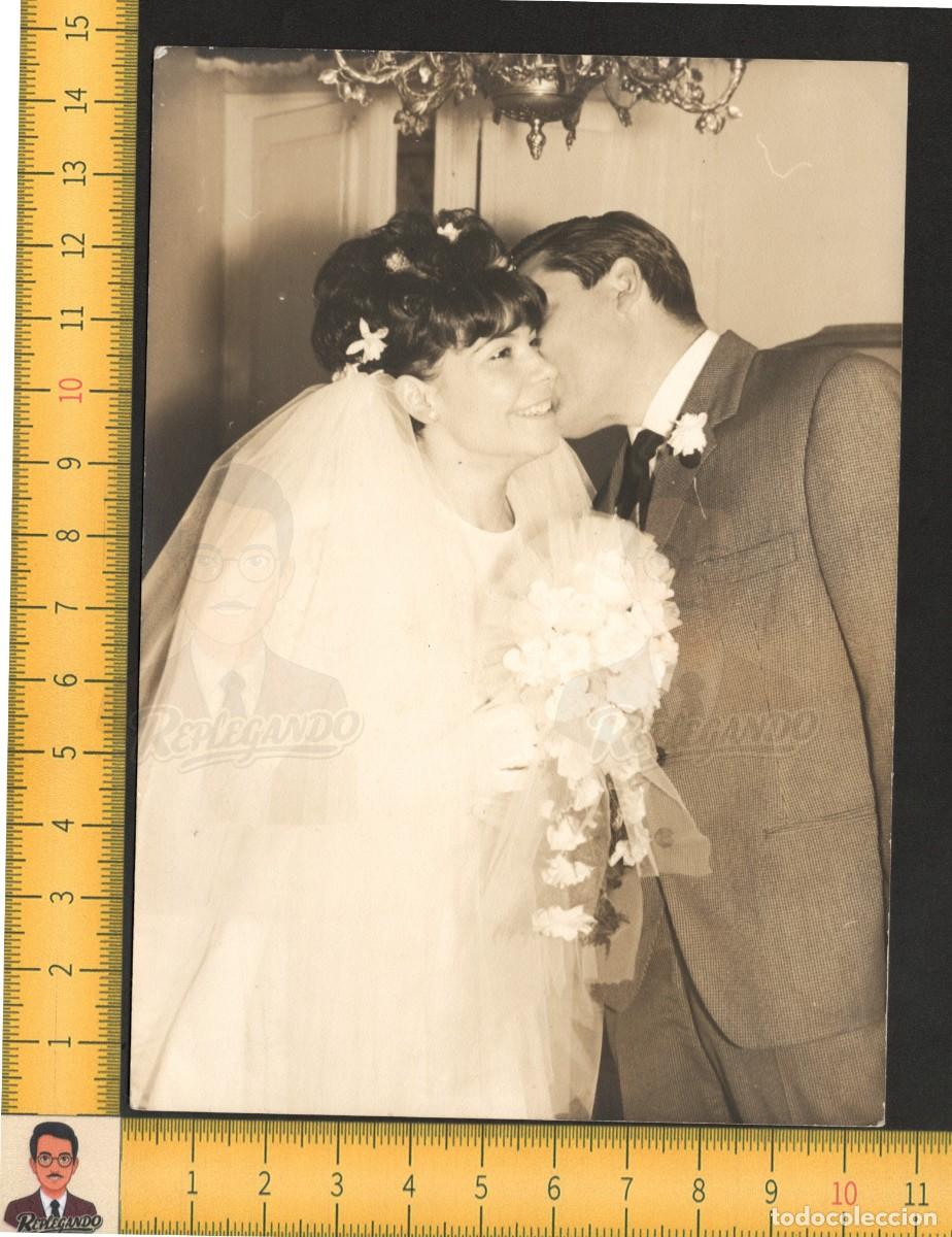 Fotograf&iacute;a antigua: EL BESO DEL AMOR - RETRATO PAREJA NOVIOS D&Iacute;A DE BODA - SONRISA - FOTO ANTIGUA A&Ntilde;OS 50/60 - BARCELONA
