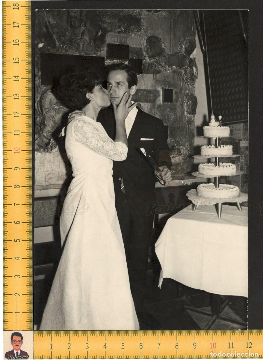 Fotograf&iacute;a antigua: EL BESO DEL AMOR - PAREJA NOVIOS D&Iacute;A DE BODA PARTIENDO TARTA - FOTO ANTIGUA A&Ntilde;OS 50/60 - BARCELONA