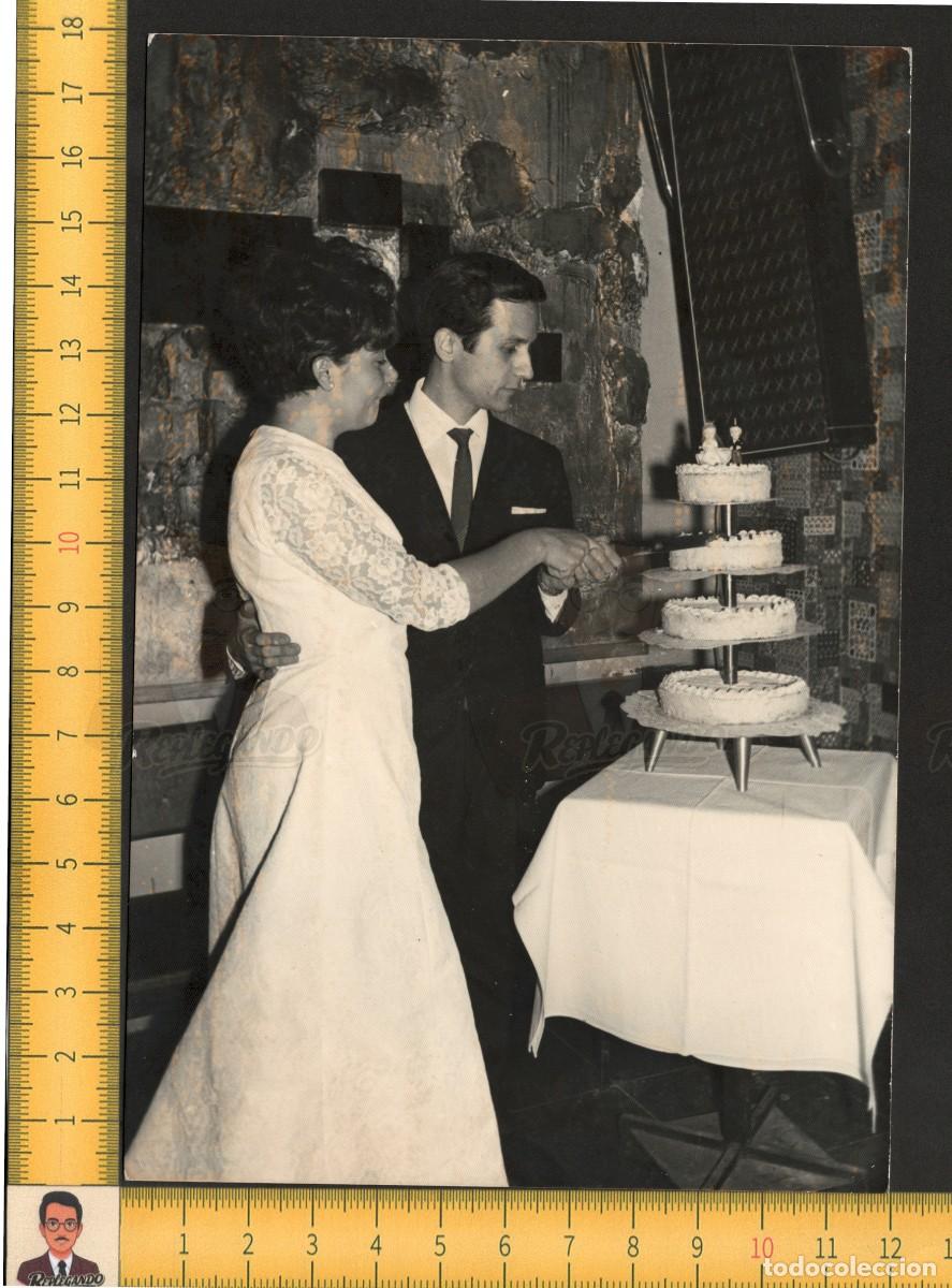 Fotograf&iacute;a antigua: PAREJA NOVIOS PARTEN TARTA EN D&Iacute;A DE BODA - MATRIMONIO AMOR - FOTO ANTIGUA A&Ntilde;OS 50/60 - BARCELONA