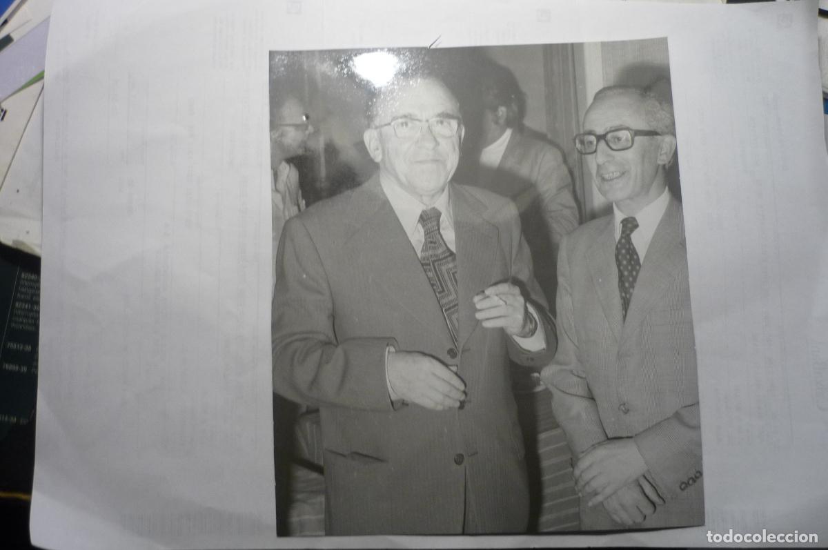Fotograf&iacute;a antigua: foto prensa solidaridad nacional .ginebra 1974 santiago carrillo y xavier flores -foto montoro