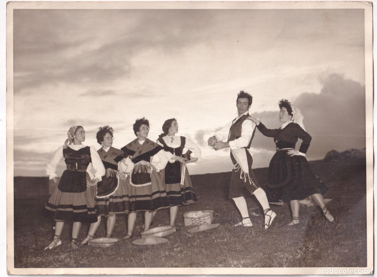 Fotograf&iacute;a antigua: Curiosa fotograf&iacute;a del bailar&iacute;n gallego Juanjo Linares Marti&aacute;&ntilde;ez. Baile folcl&oacute;rico espa&ntilde;ol. 24 x 18