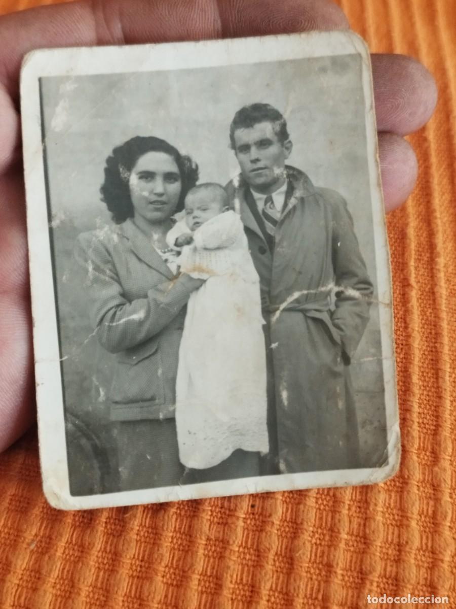 Fotograf&iacute;a antigua: Antigua foto familiar con un beb&eacute;. Matrimonio, hombre y mujer.