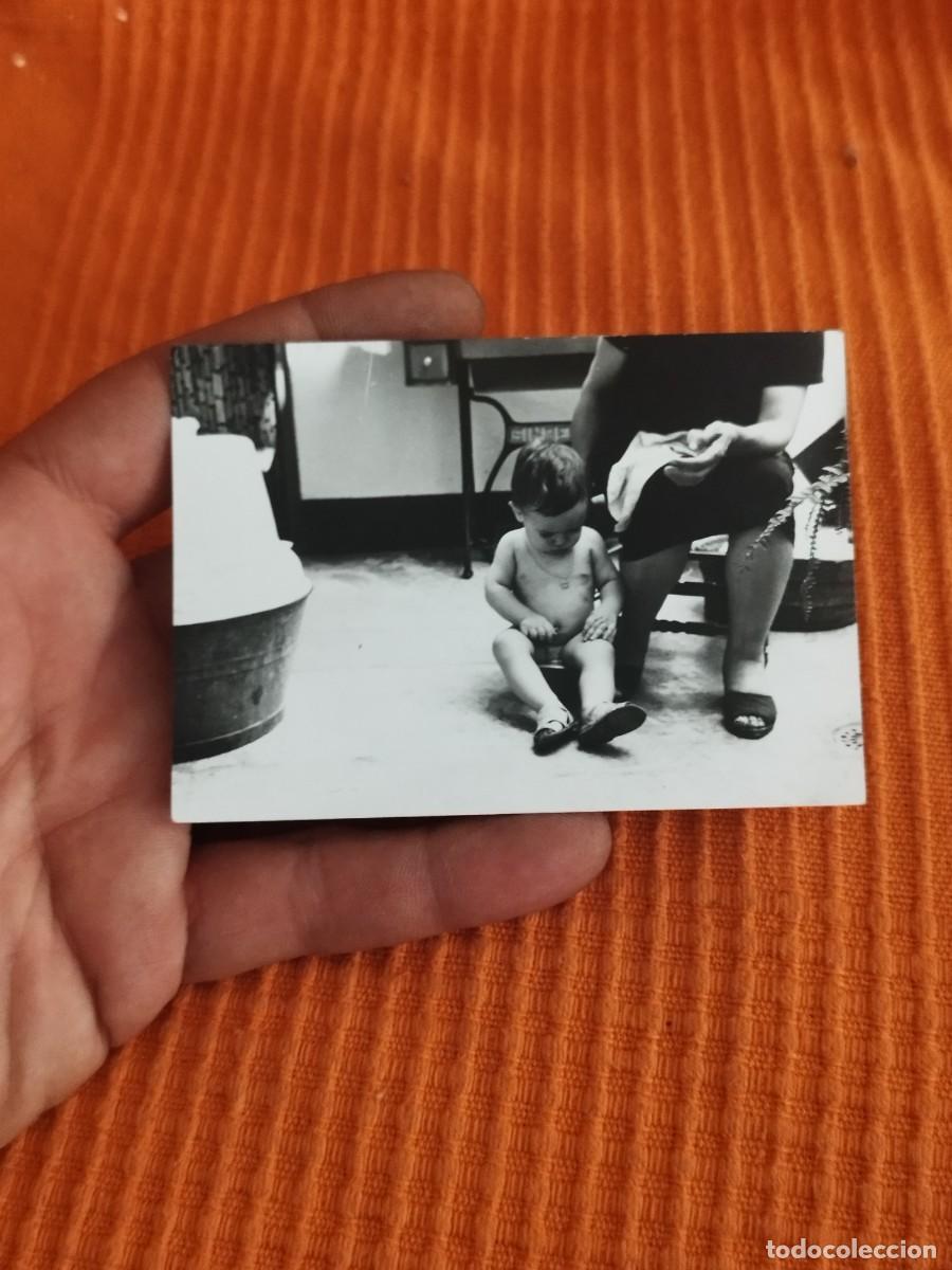 Alte Fotografie: Antigua foto ni&ntilde;o peque&ntilde;o sentado junto a un barre&ntilde;o de zinc en un patio. Puerto Sagunto.