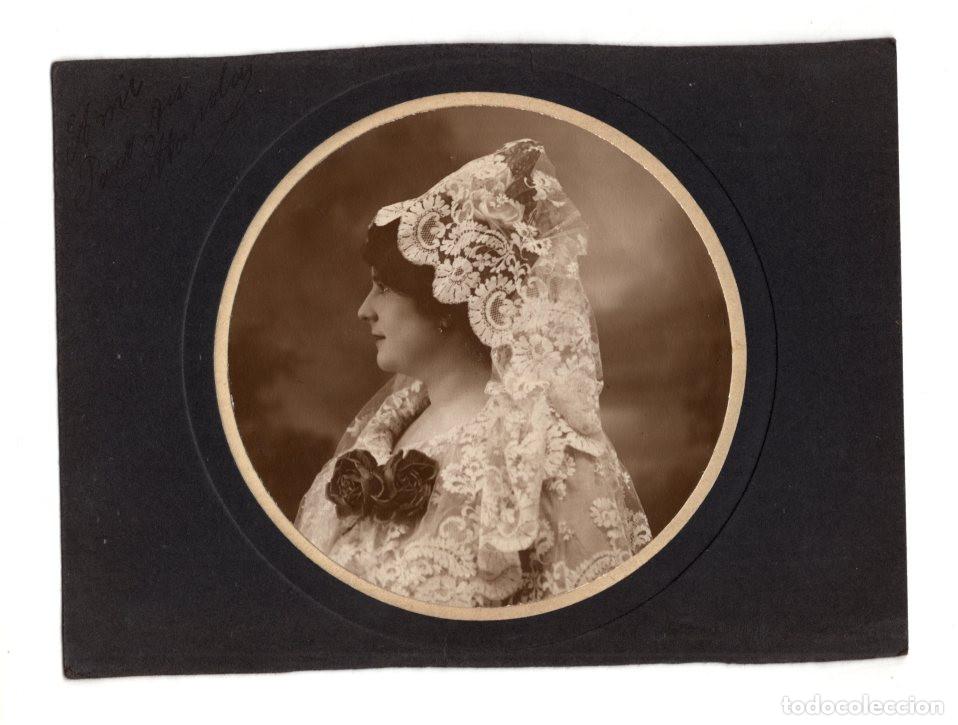 Fotograf&iacute;a antigua: MUJER VESTIDA CON LA INDUMENTARIA TRADICIONAL DE LA MANTILLA ESPA&Ntilde;OLA Y UNA PEINETA ALTA. 15,3X11,6.