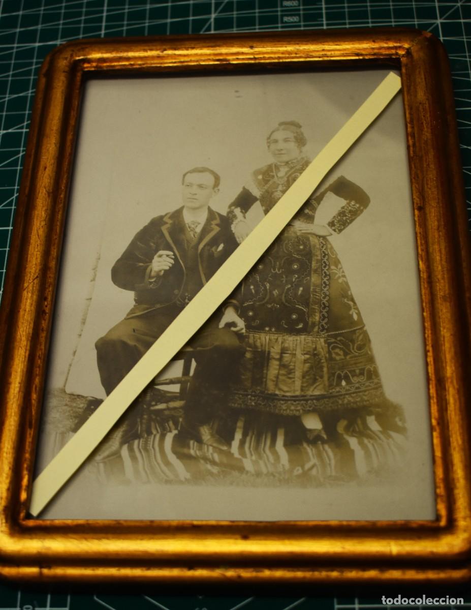 Fotograf&iacute;a antigua: Foto de una pareja de charros (Siglo XIX). Mide 23,5 x 17,5 cm. marco incluido.