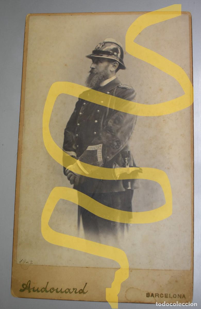 Fotograf&iacute;a antigua: Foto de un bombero. Fechada en 1902. Mide 21.5 x 13 cm.