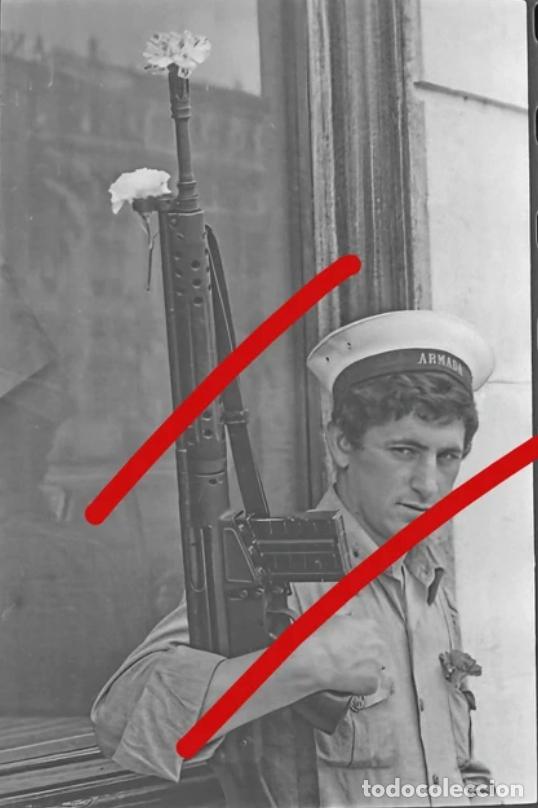 Fotograf&iacute;a antigua: Revoluci&oacute;n de los Claveles Portugal - A Revolu&ccedil;&atilde;o dos Cravos - Negativo de Celuloide - Fotograf&iacute;a