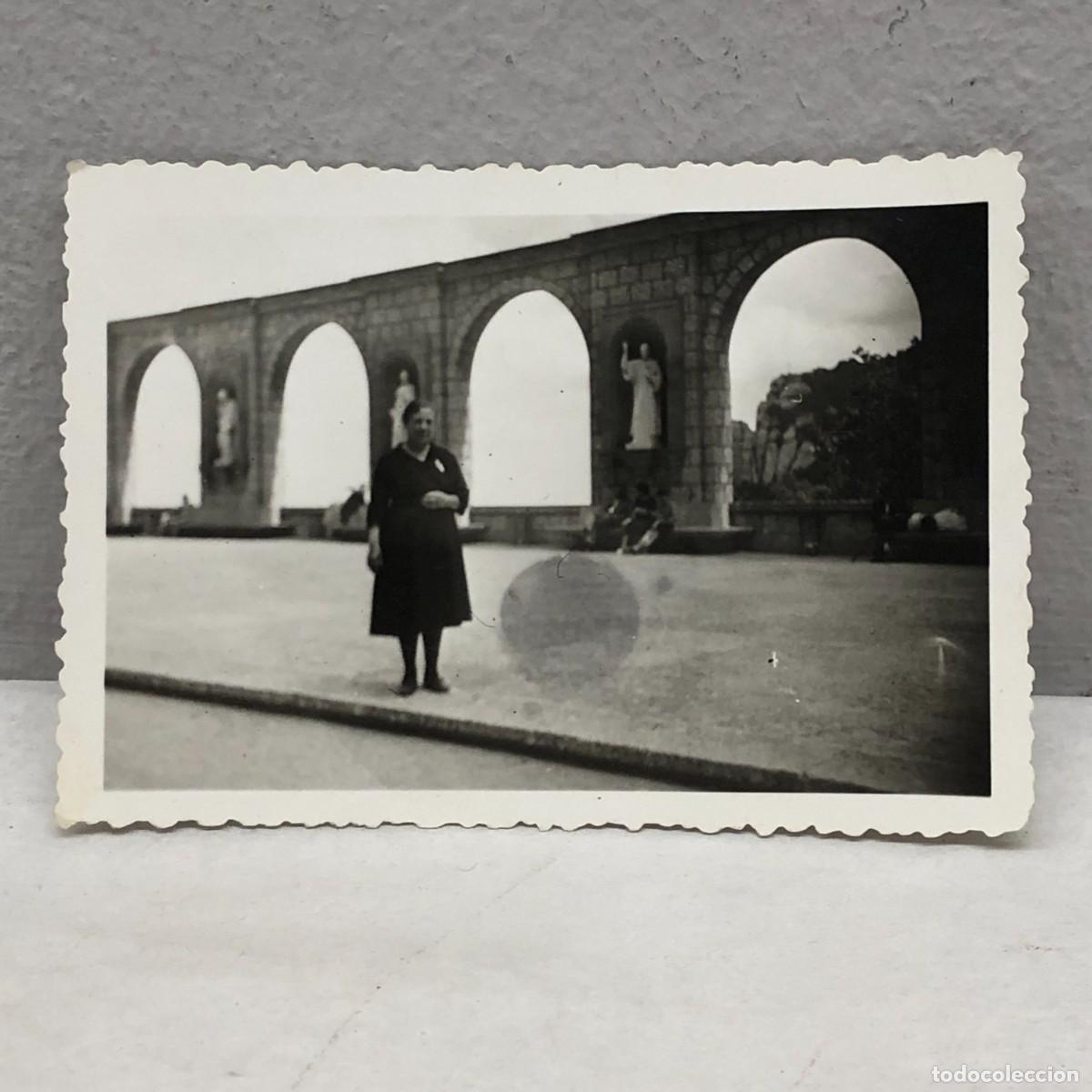 Fotograf&iacute;a antigua: ANTIGUA FOTOGRAFIA - RETRATO MUJER - ABADIA DE MONTSERRAT - 1957 - 90 X 60 MM / 327
