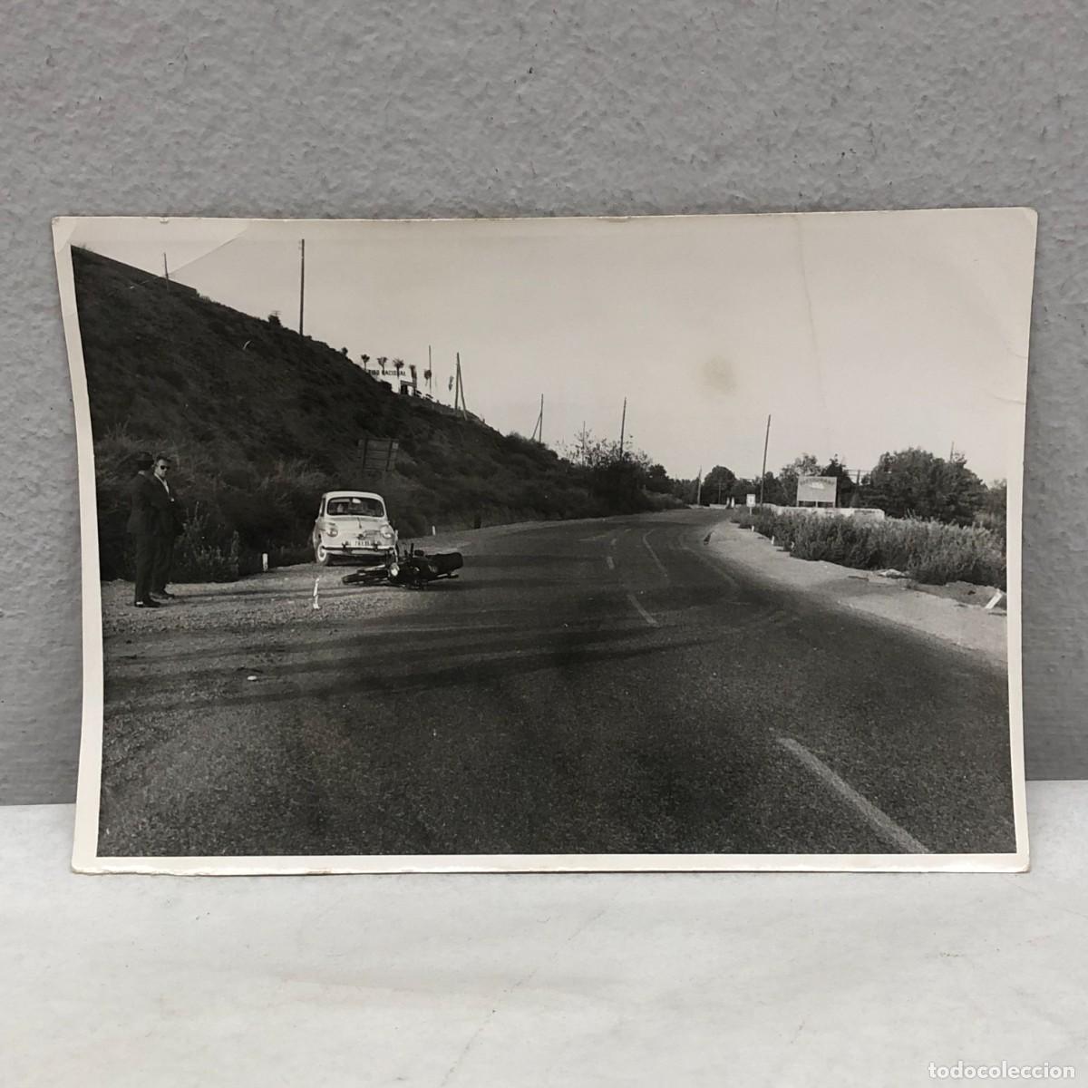 Fotograf&iacute;a antigua: ANTIGUA FOTOGRAFIA - ESCENA DE TR&Aacute;FICO - ACCIDENTE - FIAT 600 - A&Ntilde;OS 50 - 130 X 90 MM / 335