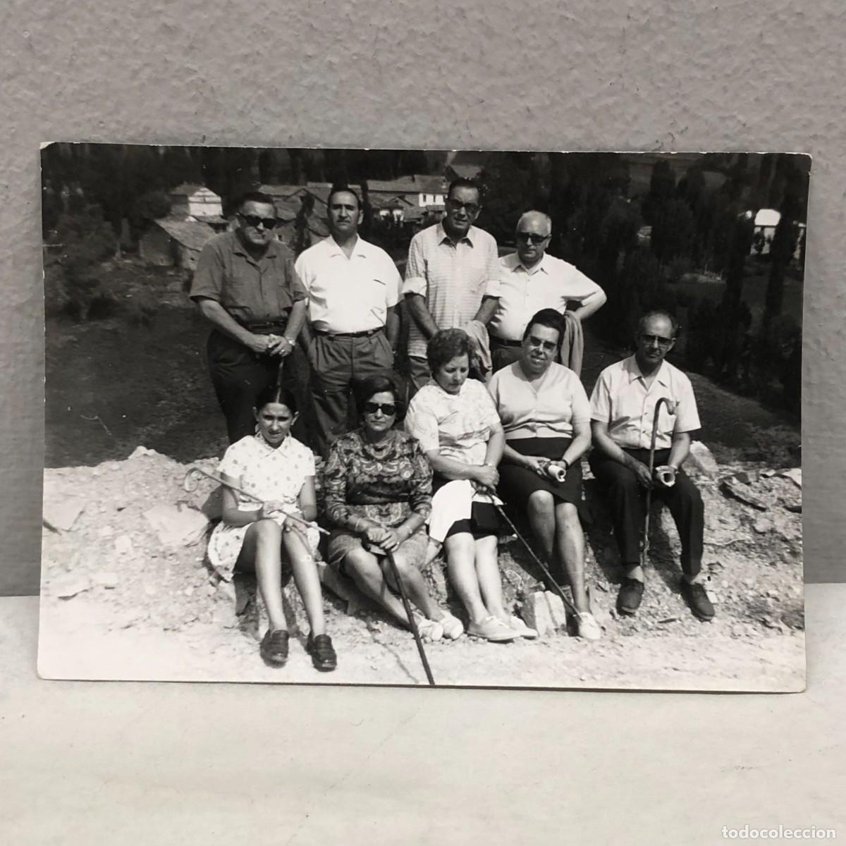Fotograf&iacute;a antigua: ANTIGUA FOTOGRAFIA - RETRATO GRUPO FAMILIAR - PUEBLO - ENTORNO RURAL - 1970 - 105 X 75 MM / 345